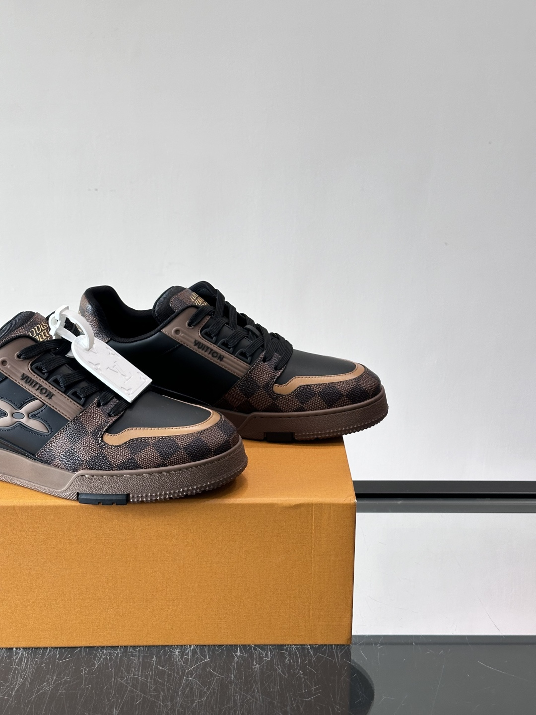 LV新款男士休闲鞋，牛皮材料透气又舒适！鞋面有经典LV标志，鞋底是TPU材质，耐磨抓地力强。多配色+棋盘