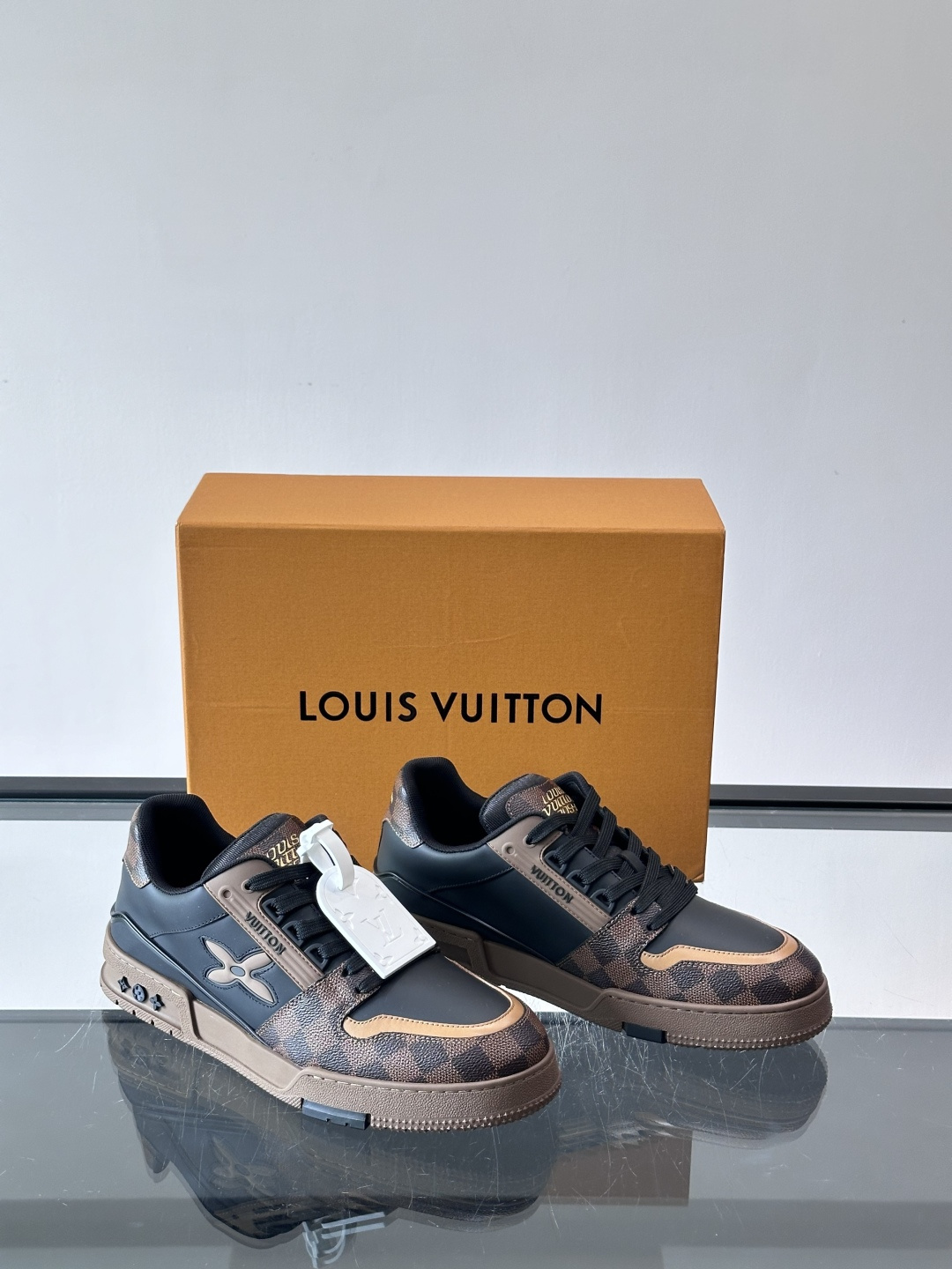 LV新款男士休闲鞋，牛皮材料透气又舒适！鞋面有经典LV标志，鞋底是TPU材质，耐磨抓地力强。多配色+棋盘