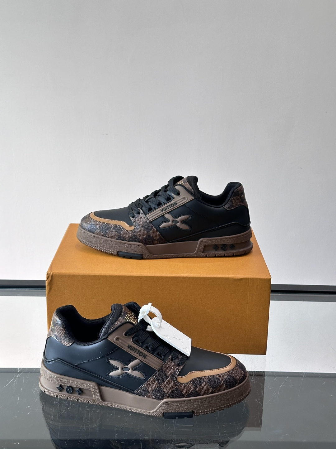 LV新款男士休闲鞋，牛皮材料透气又舒适！鞋面有经典LV标志，鞋底是TPU材质，耐磨抓地力强。多配色+棋盘