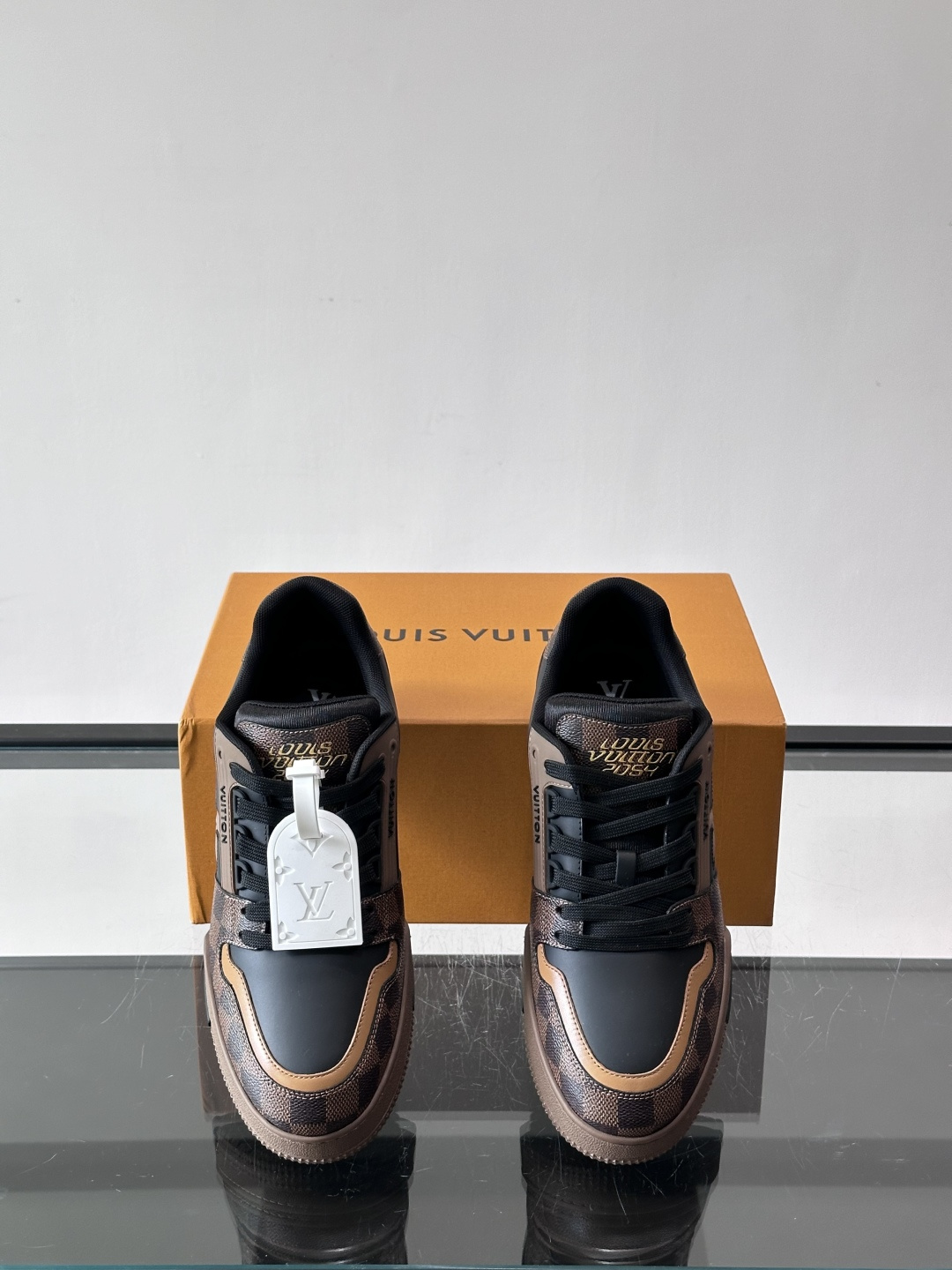 LV新款男士休闲鞋，牛皮材料透气又舒适！鞋面有经典LV标志，鞋底是TPU材质，耐磨抓地力强。多配色+棋盘