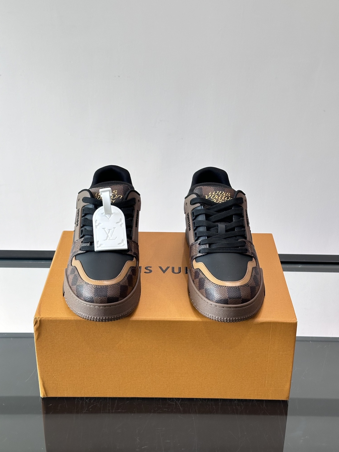 LV新款男士休闲鞋，牛皮材料透气又舒适！鞋面有经典LV标志，鞋底是TPU材质，耐磨抓地力强。多配色+棋盘