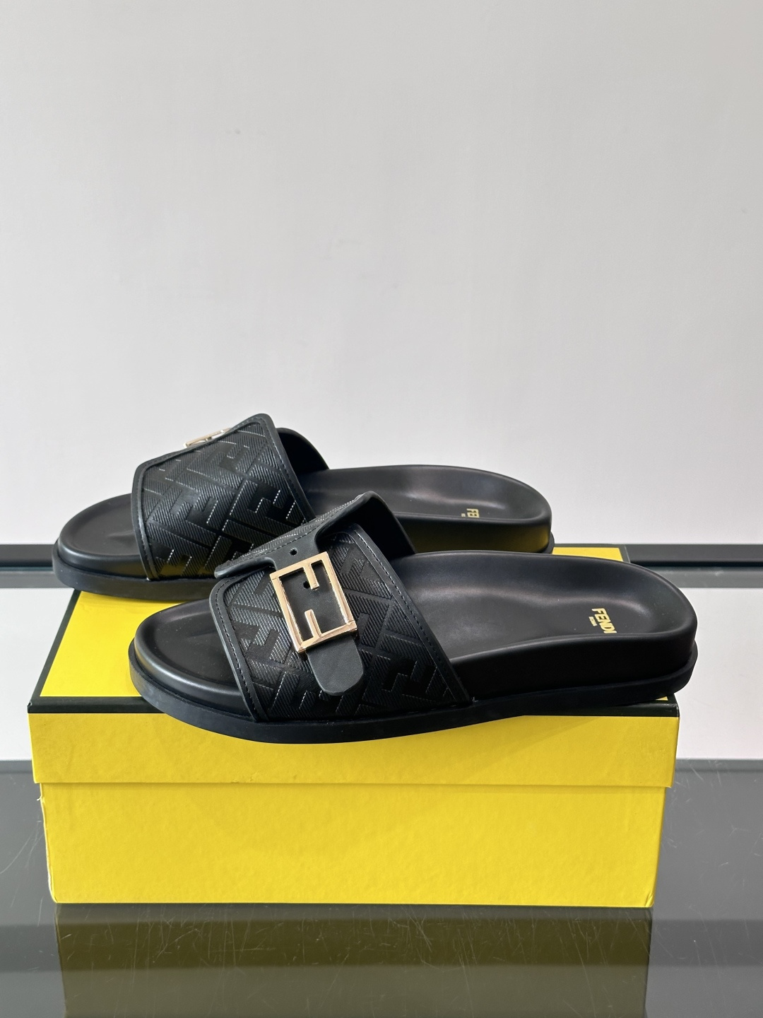 FEND*新款系扣凉拖鞋 真皮拼接老花牛仔面料真皮垫脚 加经典老花面印花 时尚稳重大气 鞋型非常包脚舒适