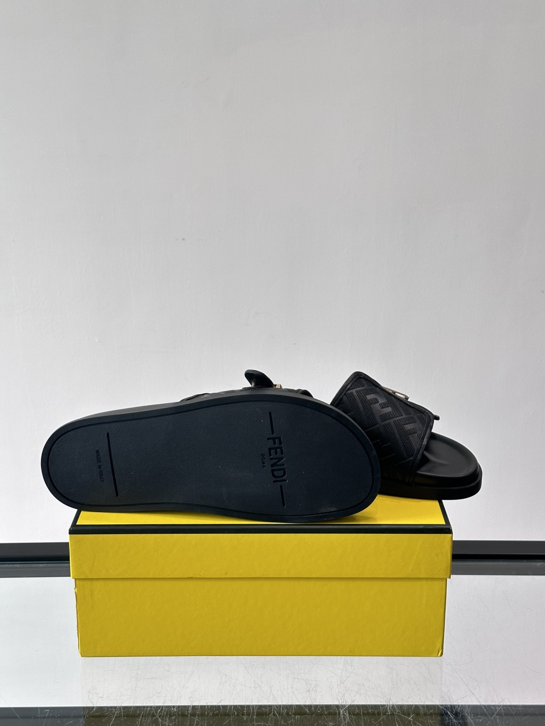 FEND*新款系扣凉拖鞋 真皮拼接老花牛仔面料真皮垫脚 加经典老花面印花 时尚稳重大气 鞋型非常包脚舒适