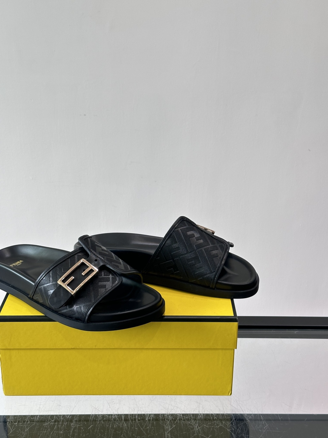 FEND*新款系扣凉拖鞋 真皮拼接老花牛仔面料真皮垫脚 加经典老花面印花 时尚稳重大气 鞋型非常包脚舒适