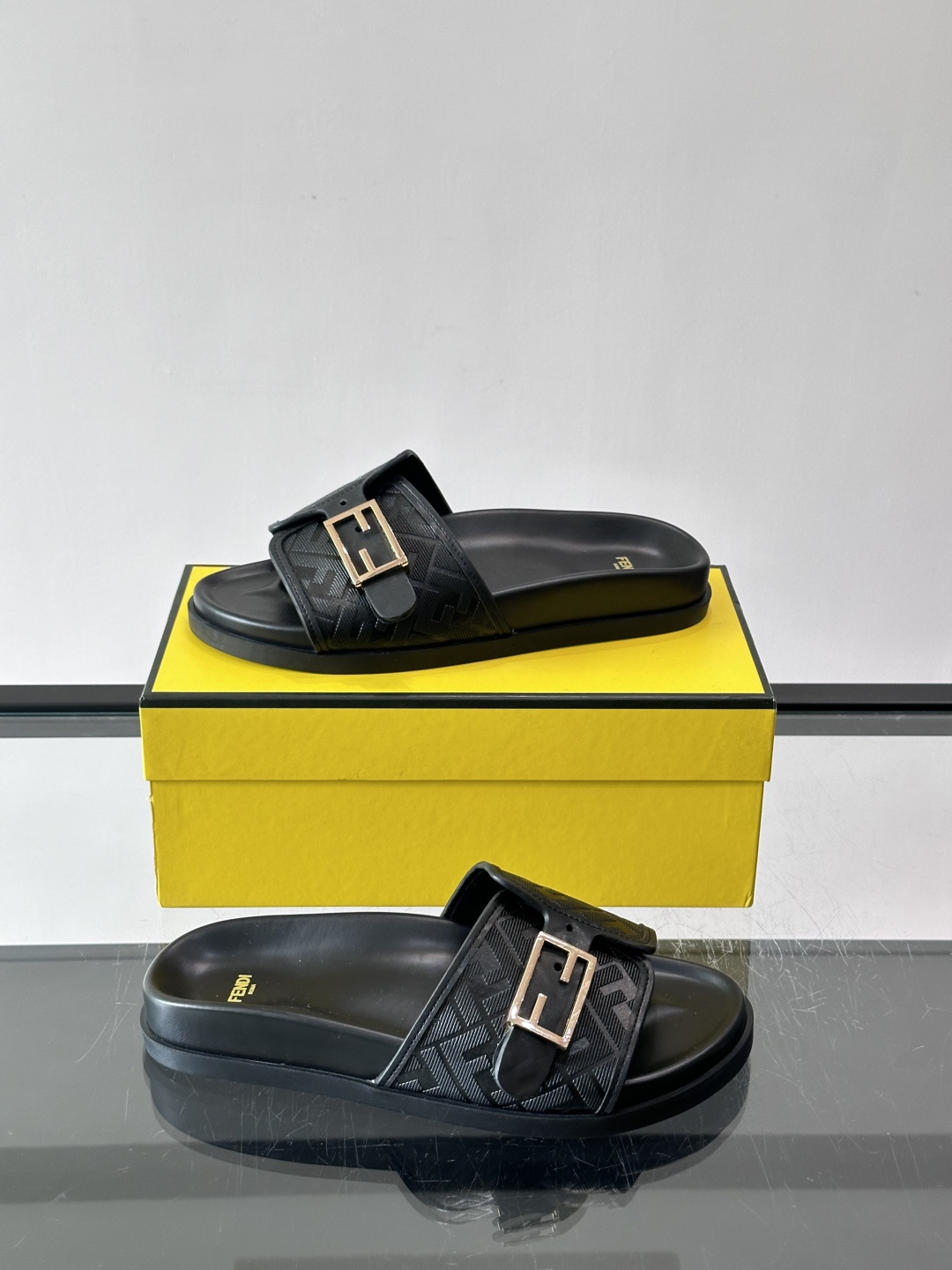 FEND*新款系扣凉拖鞋 真皮拼接老花牛仔面料真皮垫脚 加经典老花面印花 时尚稳重大气 鞋型非常包脚舒适