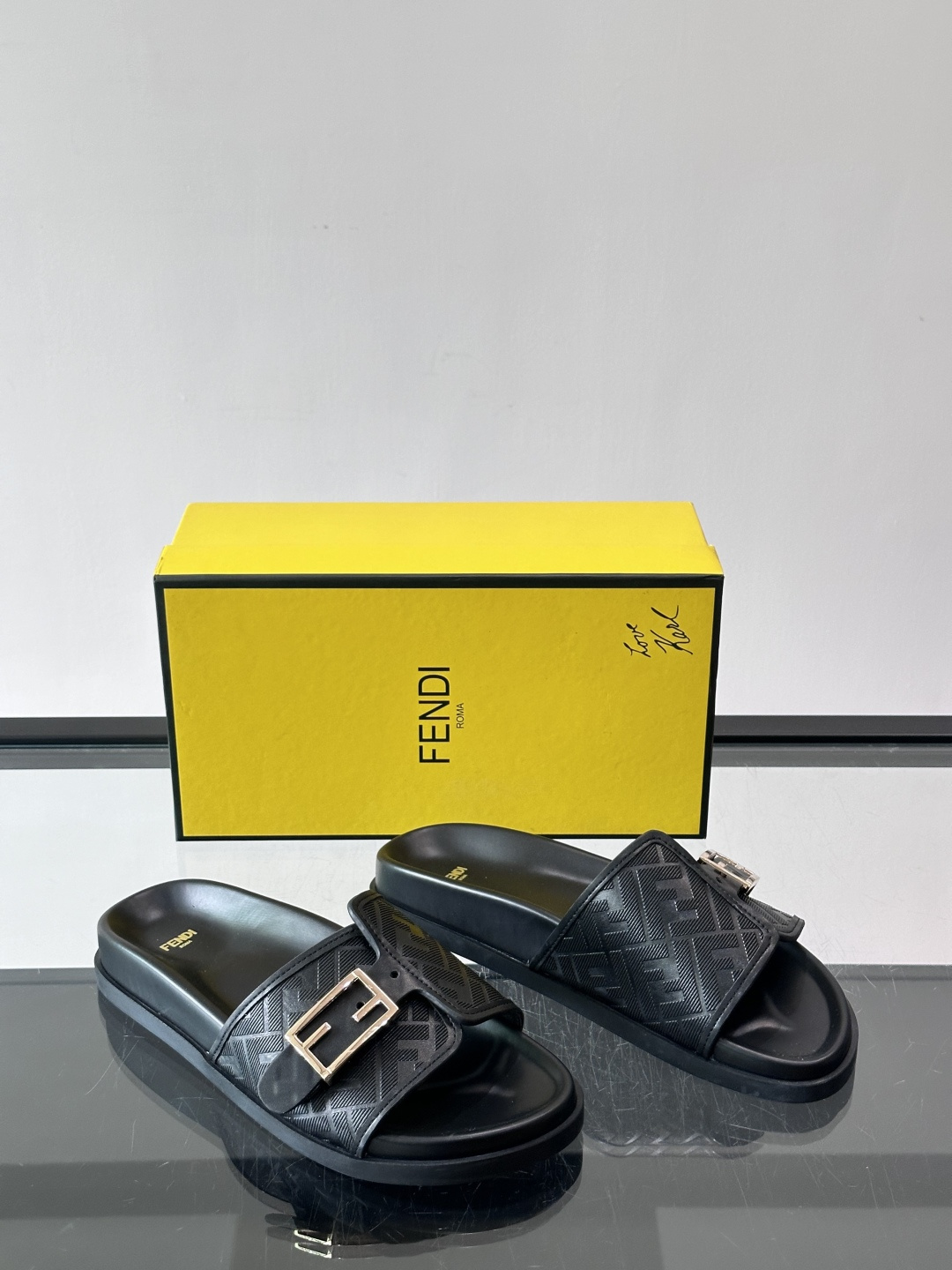 FEND*新款系扣凉拖鞋 真皮拼接老花牛仔面料真皮垫脚 加经典老花面印花 时尚稳重大气 鞋型非常包脚舒适