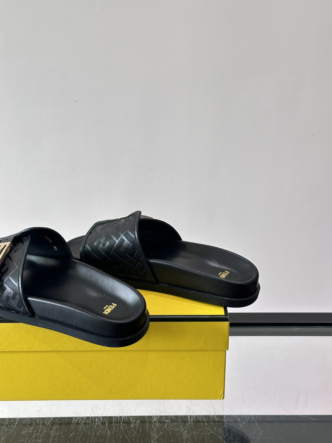 FEND*新款系扣凉拖鞋 真皮拼接老花牛仔面料真皮垫脚 加经典老花面印花 时尚稳重大气 鞋型非常包脚舒适