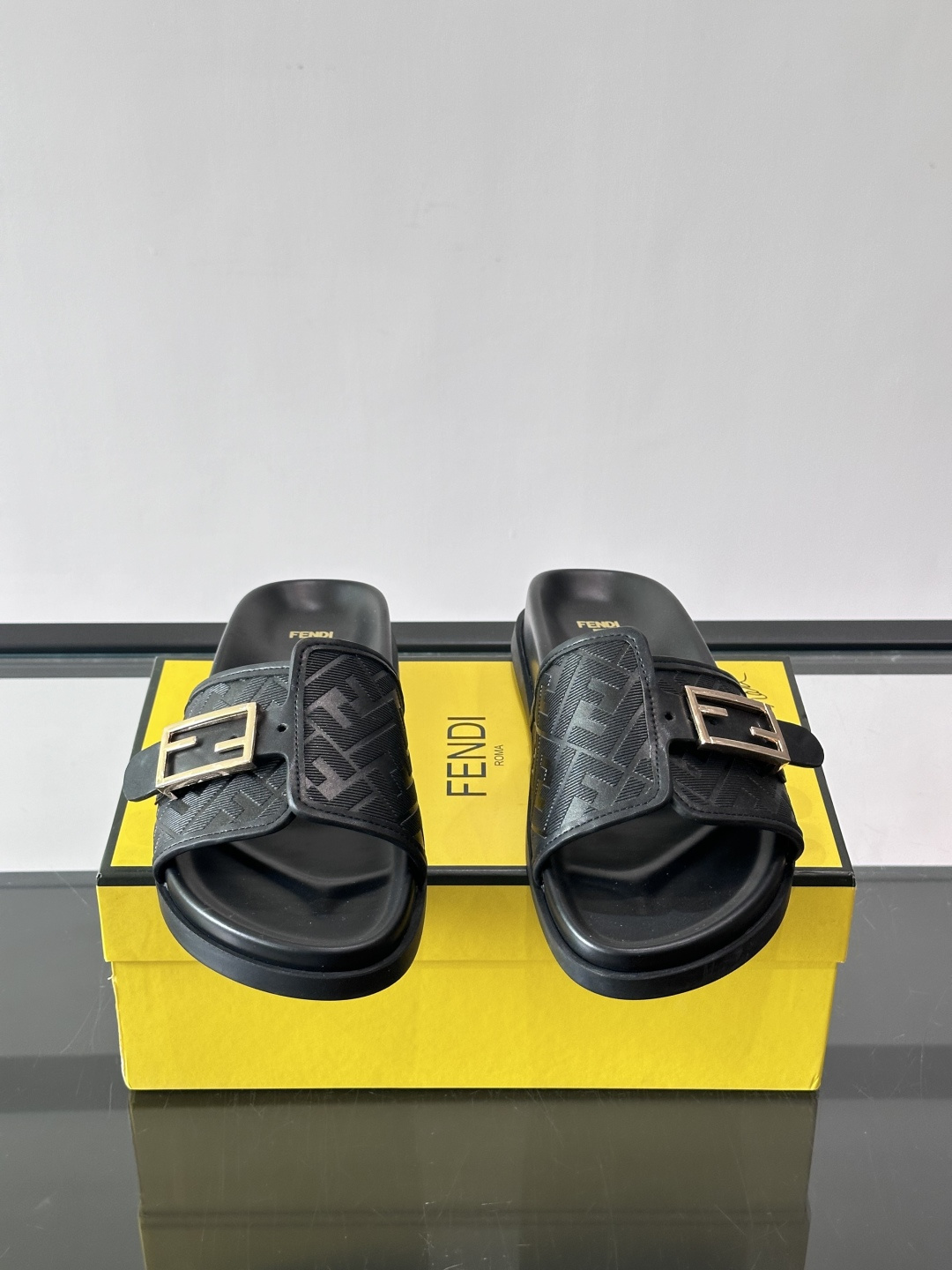 FEND*新款系扣凉拖鞋 真皮拼接老花牛仔面料真皮垫脚 加经典老花面印花 时尚稳重大气 鞋型非常包脚舒适