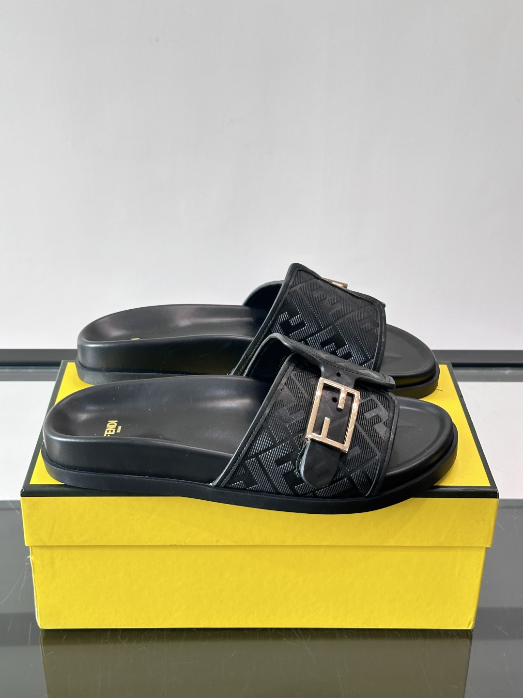 FEND*新款系扣凉拖鞋 真皮拼接老花牛仔面料真皮垫脚 加经典老花面印花 时尚稳重大气 鞋型非常包脚舒适