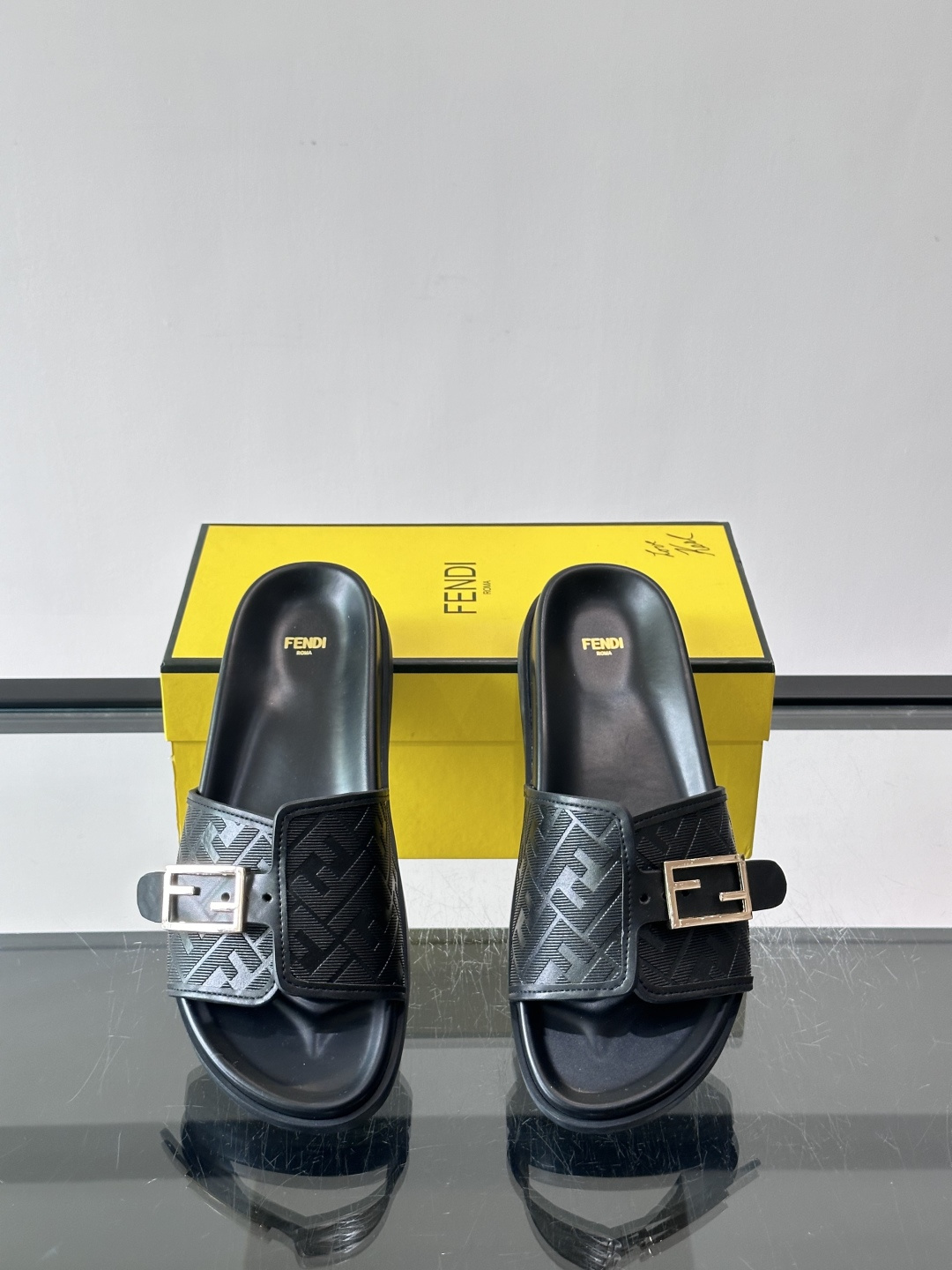 FEND*新款系扣凉拖鞋 真皮拼接老花牛仔面料真皮垫脚 加经典老花面印花 时尚稳重大气 鞋型非常包脚舒适