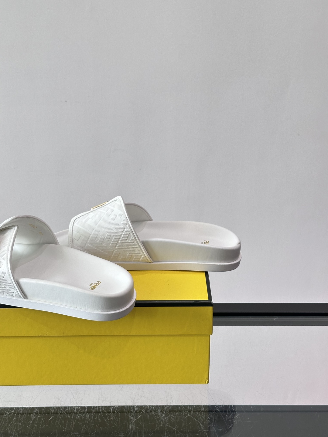 FEND*新款系扣凉拖鞋 真皮拼接老花牛仔面料真皮垫脚 加经典老花面印花 时尚稳重大气 鞋型非常包脚舒适