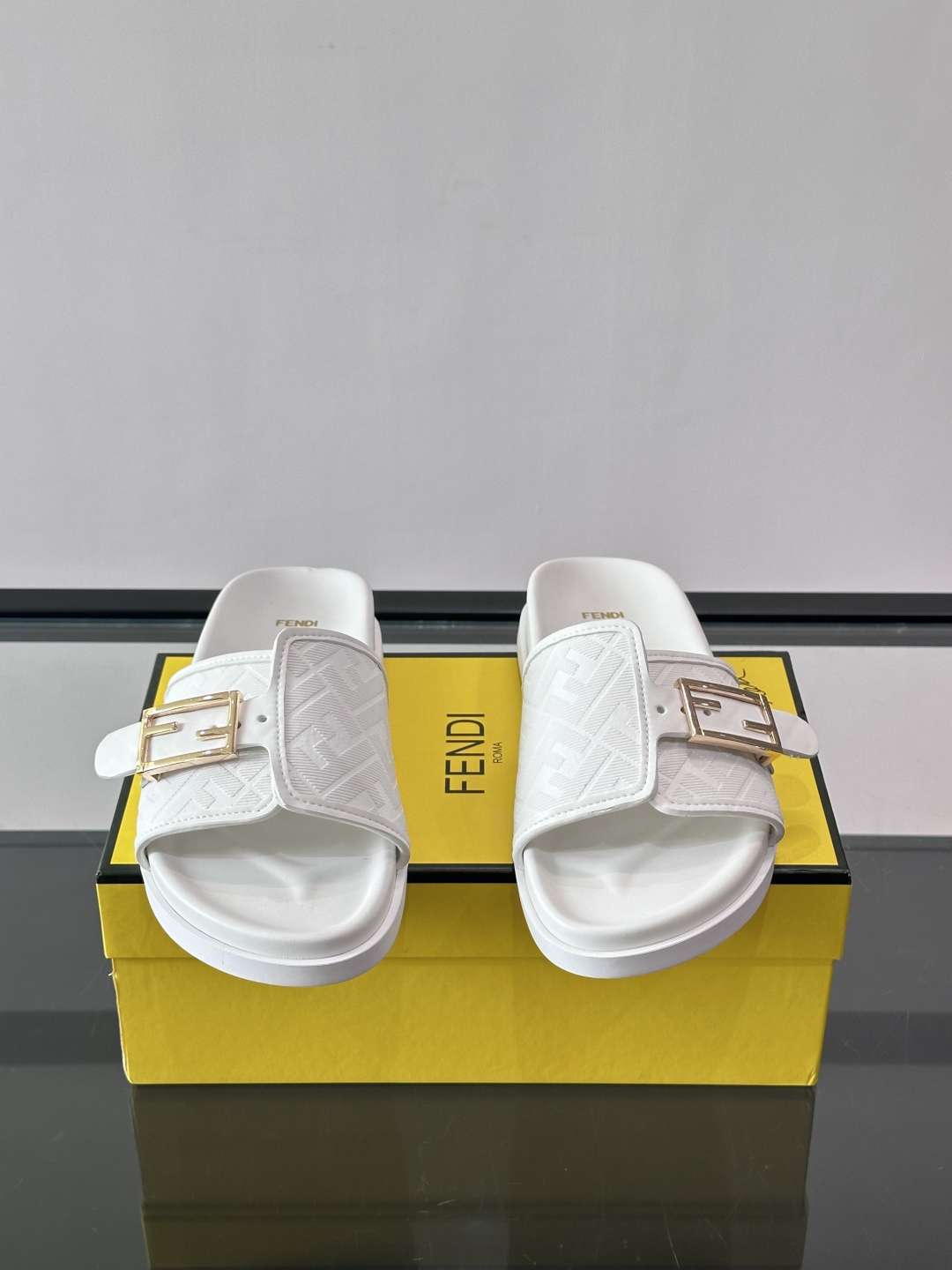 FEND*新款系扣凉拖鞋 真皮拼接老花牛仔面料真皮垫脚 加经典老花面印花 时尚稳重大气 鞋型非常包脚舒适