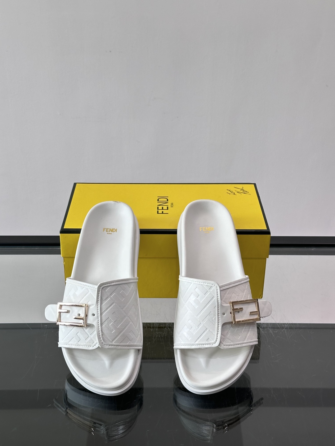 FEND*新款系扣凉拖鞋 真皮拼接老花牛仔面料真皮垫脚 加经典老花面印花 时尚稳重大气 鞋型非常包脚舒适