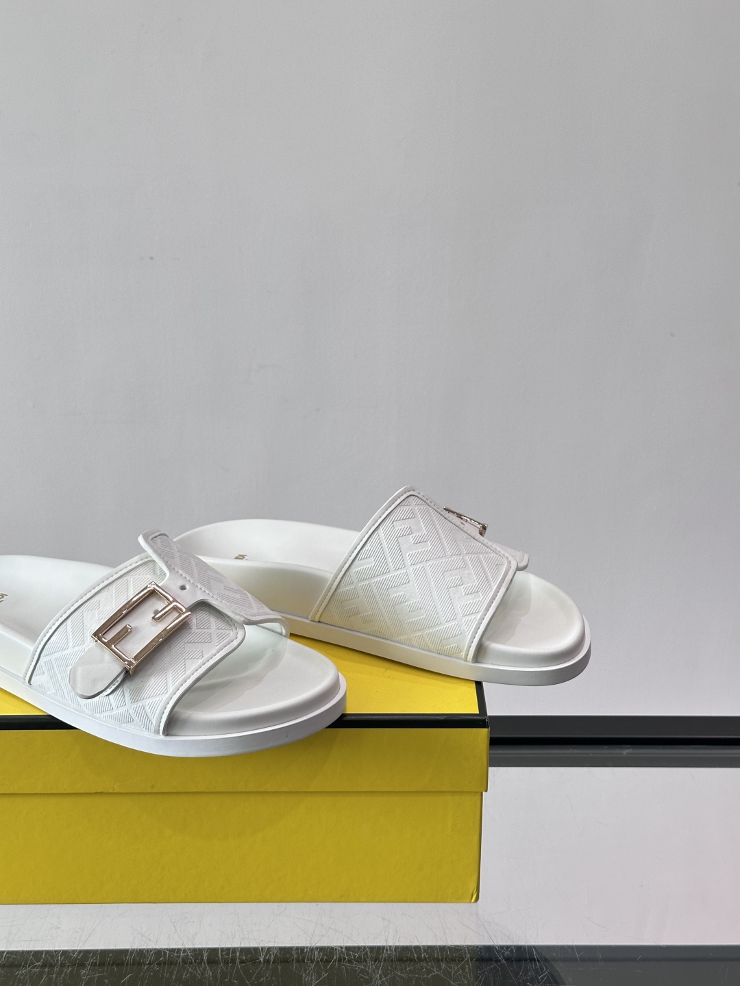 FEND*新款系扣凉拖鞋 真皮拼接老花牛仔面料真皮垫脚 加经典老花面印花 时尚稳重大气 鞋型非常包脚舒适