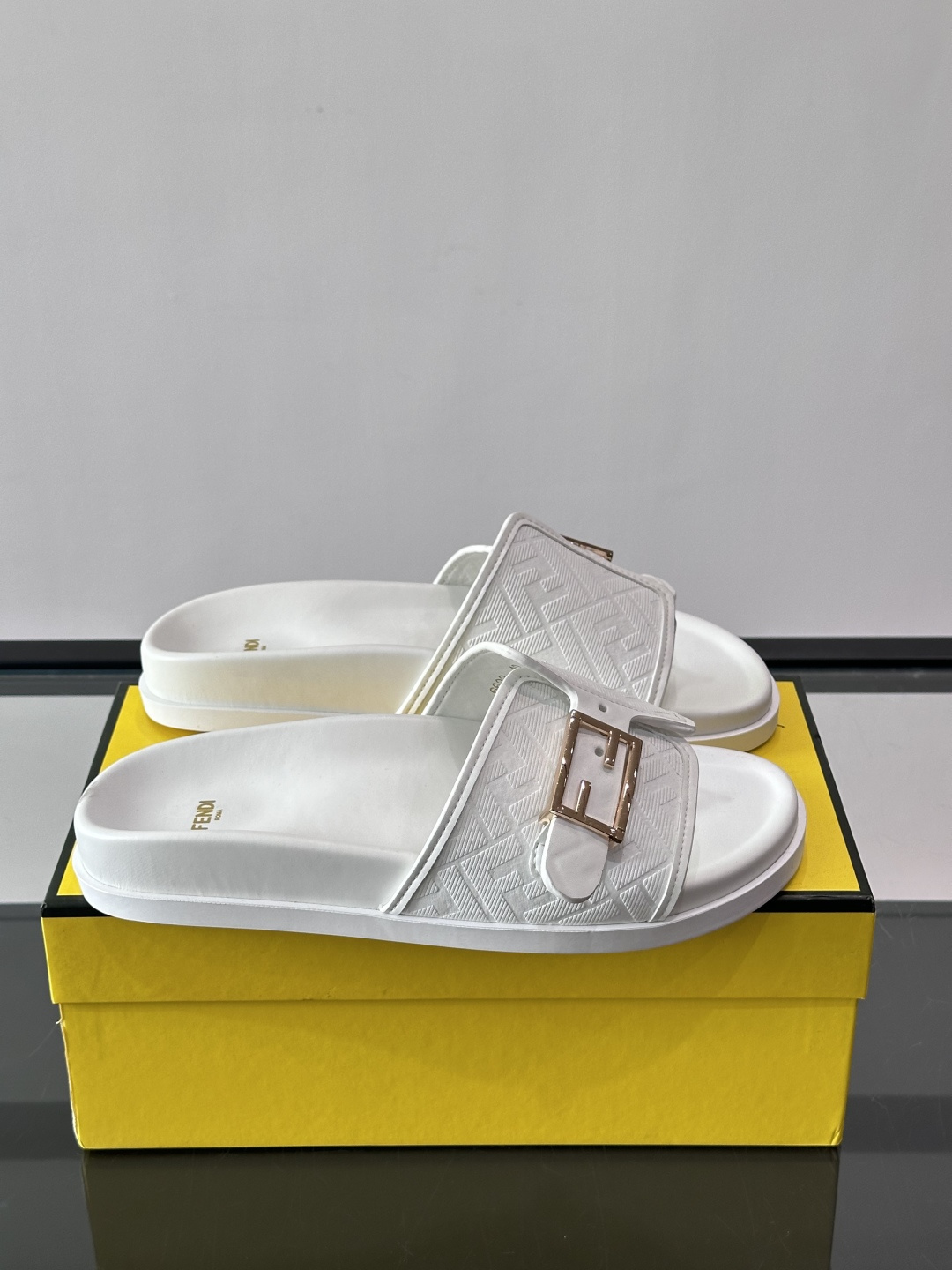 FEND*新款系扣凉拖鞋 真皮拼接老花牛仔面料真皮垫脚 加经典老花面印花 时尚稳重大气 鞋型非常包脚舒适