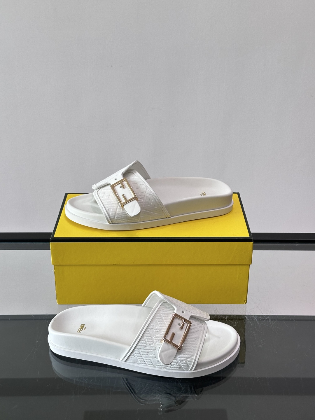 FEND*新款系扣凉拖鞋 真皮拼接老花牛仔面料真皮垫脚 加经典老花面印花 时尚稳重大气 鞋型非常包脚舒适