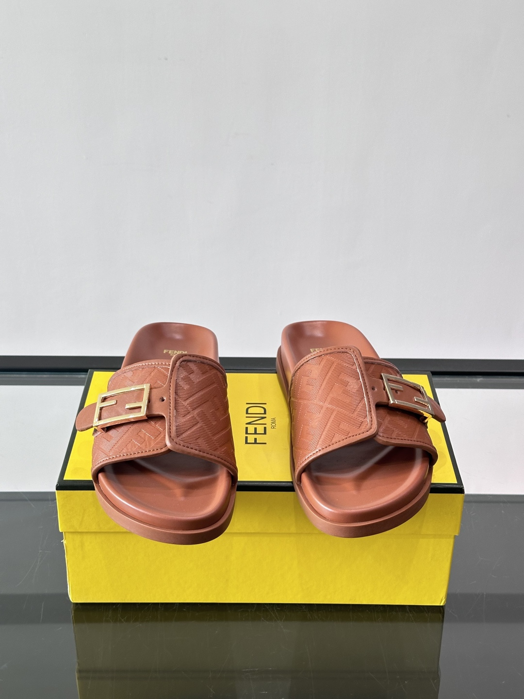 FEND*新款系扣凉拖鞋 真皮拼接老花牛仔面料真皮垫脚 加经典老花面印花 时尚稳重大气 鞋型非常包脚舒适