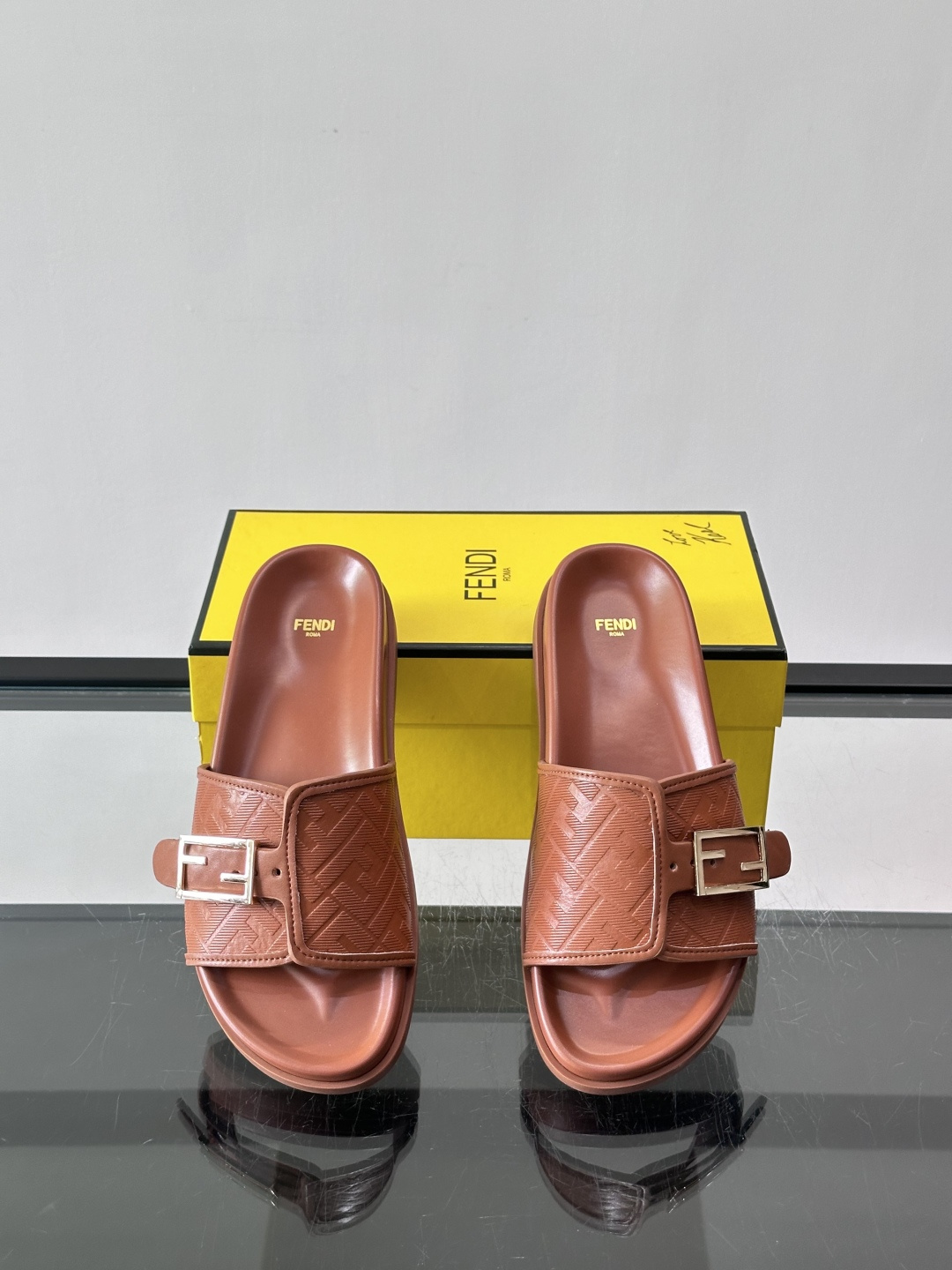 FEND*新款系扣凉拖鞋 真皮拼接老花牛仔面料真皮垫脚 加经典老花面印花 时尚稳重大气 鞋型非常包脚舒适