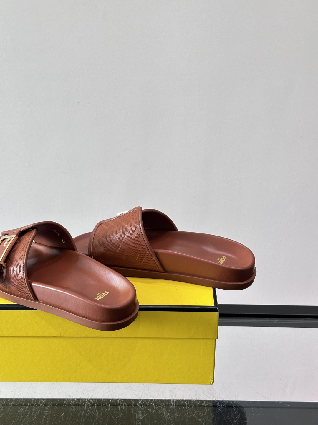 FEND*新款系扣凉拖鞋 真皮拼接老花牛仔面料真皮垫脚 加经典老花面印花 时尚稳重大气 鞋型非常包脚舒适