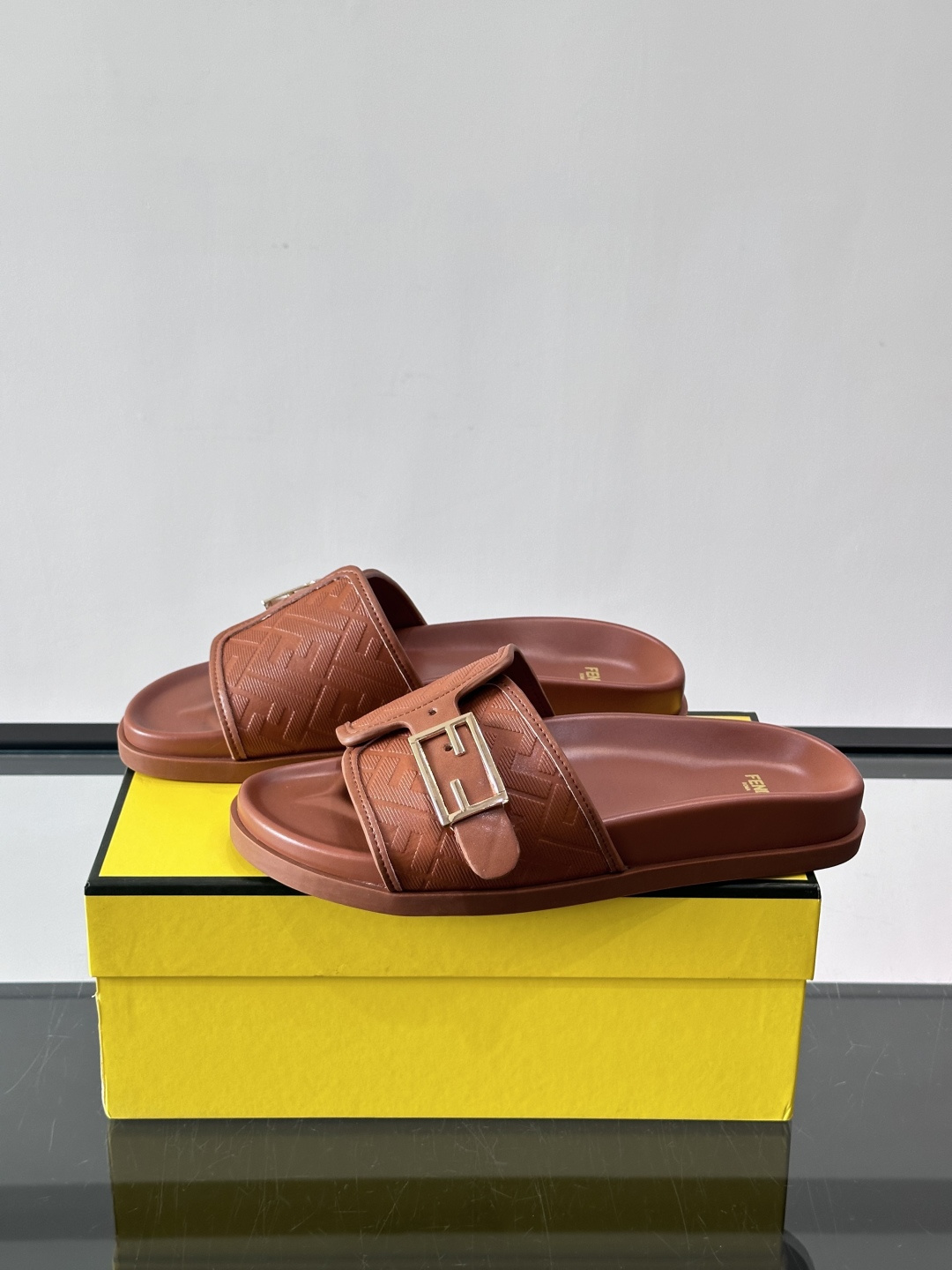 FEND*新款系扣凉拖鞋 真皮拼接老花牛仔面料真皮垫脚 加经典老花面印花 时尚稳重大气 鞋型非常包脚舒适
