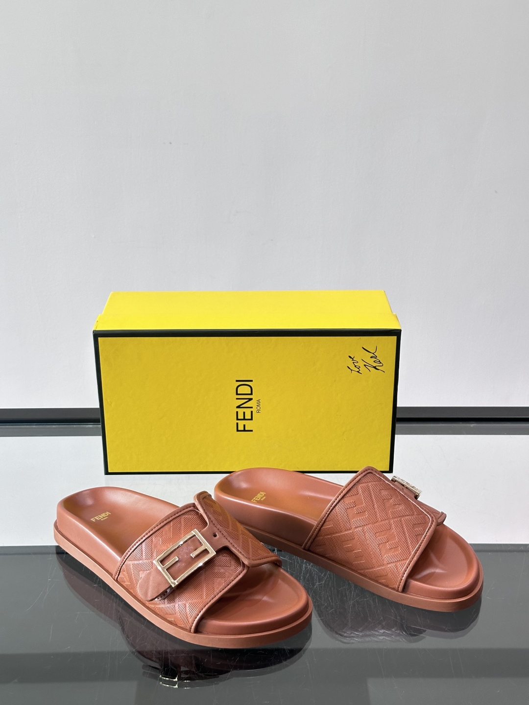 FEND*新款系扣凉拖鞋 真皮拼接老花牛仔面料真皮垫脚 加经典老花面印花 时尚稳重大气 鞋型非常包脚舒适