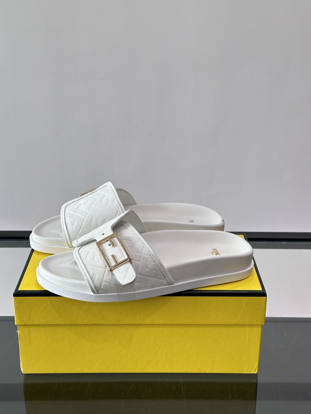 FEND*新款系扣凉拖鞋 真皮拼接老花牛仔面料真皮垫脚 加经典老花面印花 时尚稳重大气 鞋型非常包脚舒适