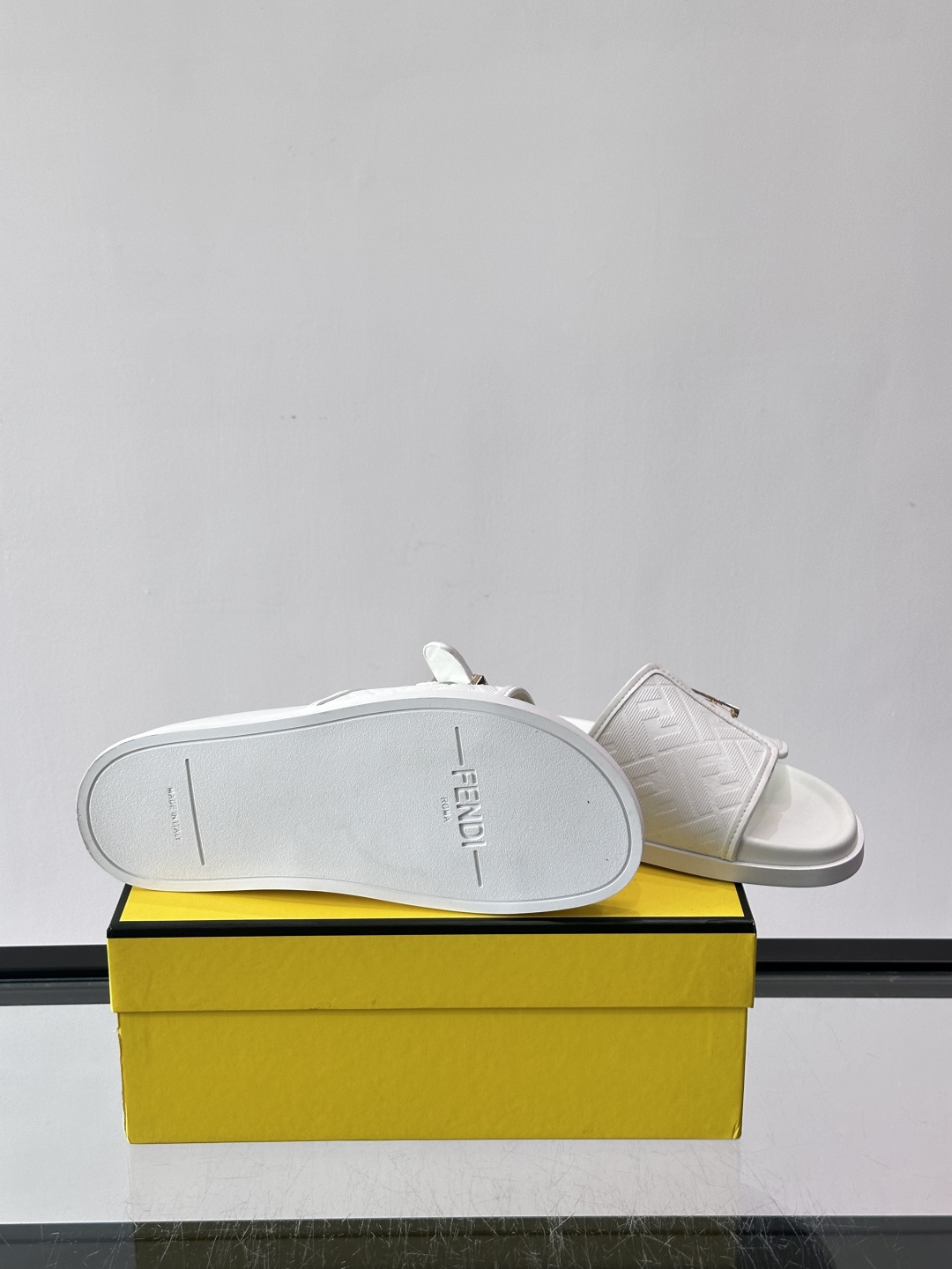 FEND*新款系扣凉拖鞋 真皮拼接老花牛仔面料真皮垫脚 加经典老花面印花 时尚稳重大气 鞋型非常包脚舒适