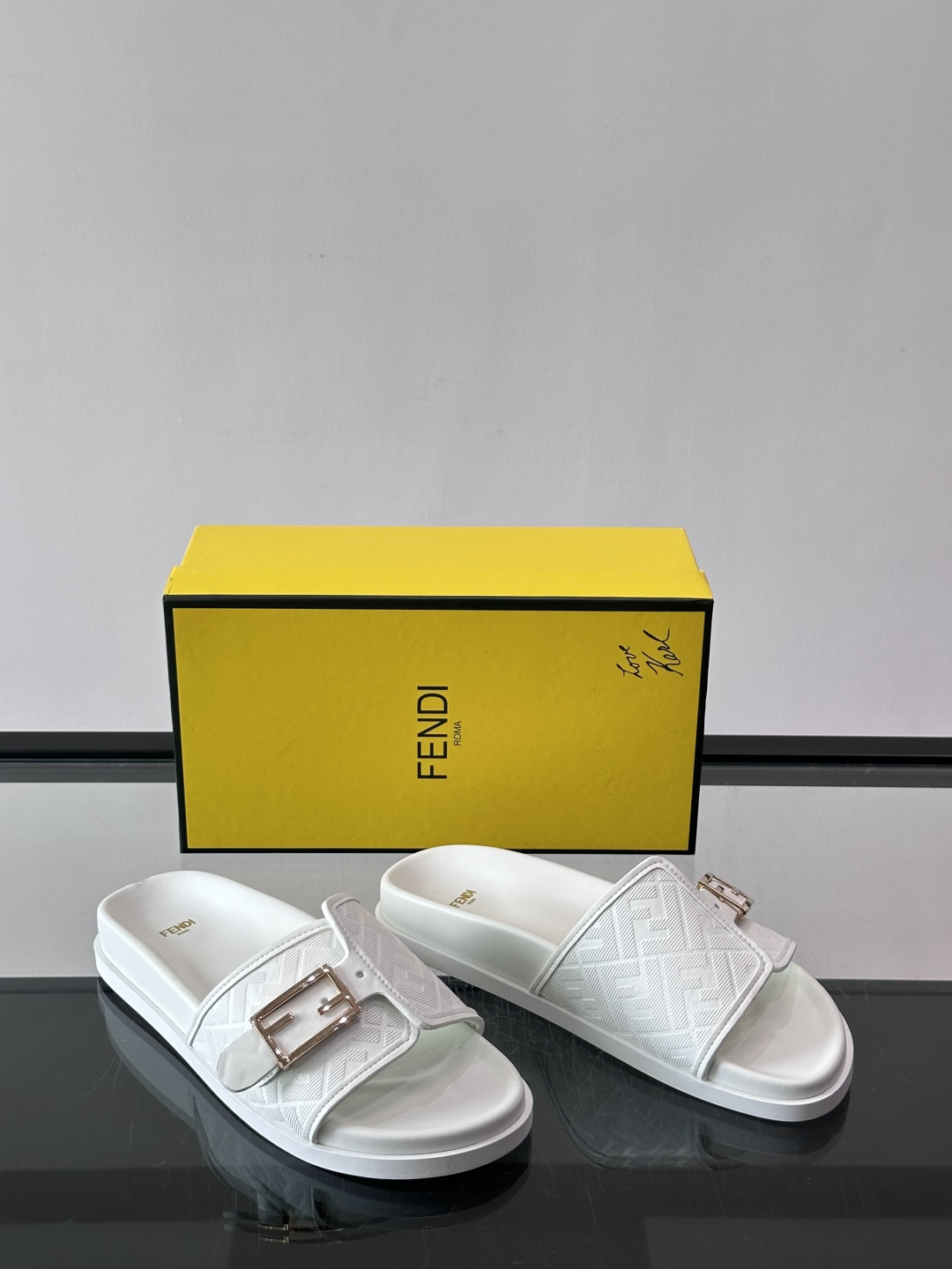 FEND*新款系扣凉拖鞋 真皮拼接老花牛仔面料真皮垫脚 加经典老花面印花 时尚稳重大气 鞋型非常包脚舒适