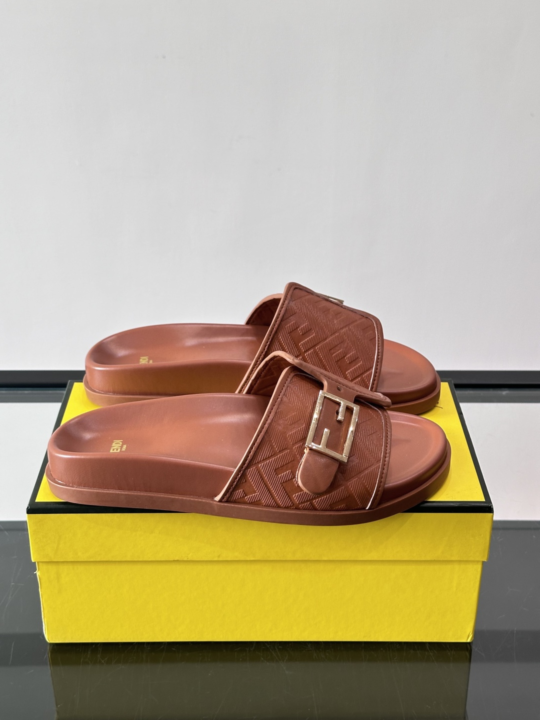 FEND*新款系扣凉拖鞋 真皮拼接老花牛仔面料真皮垫脚 加经典老花面印花 时尚稳重大气 鞋型非常包脚舒适