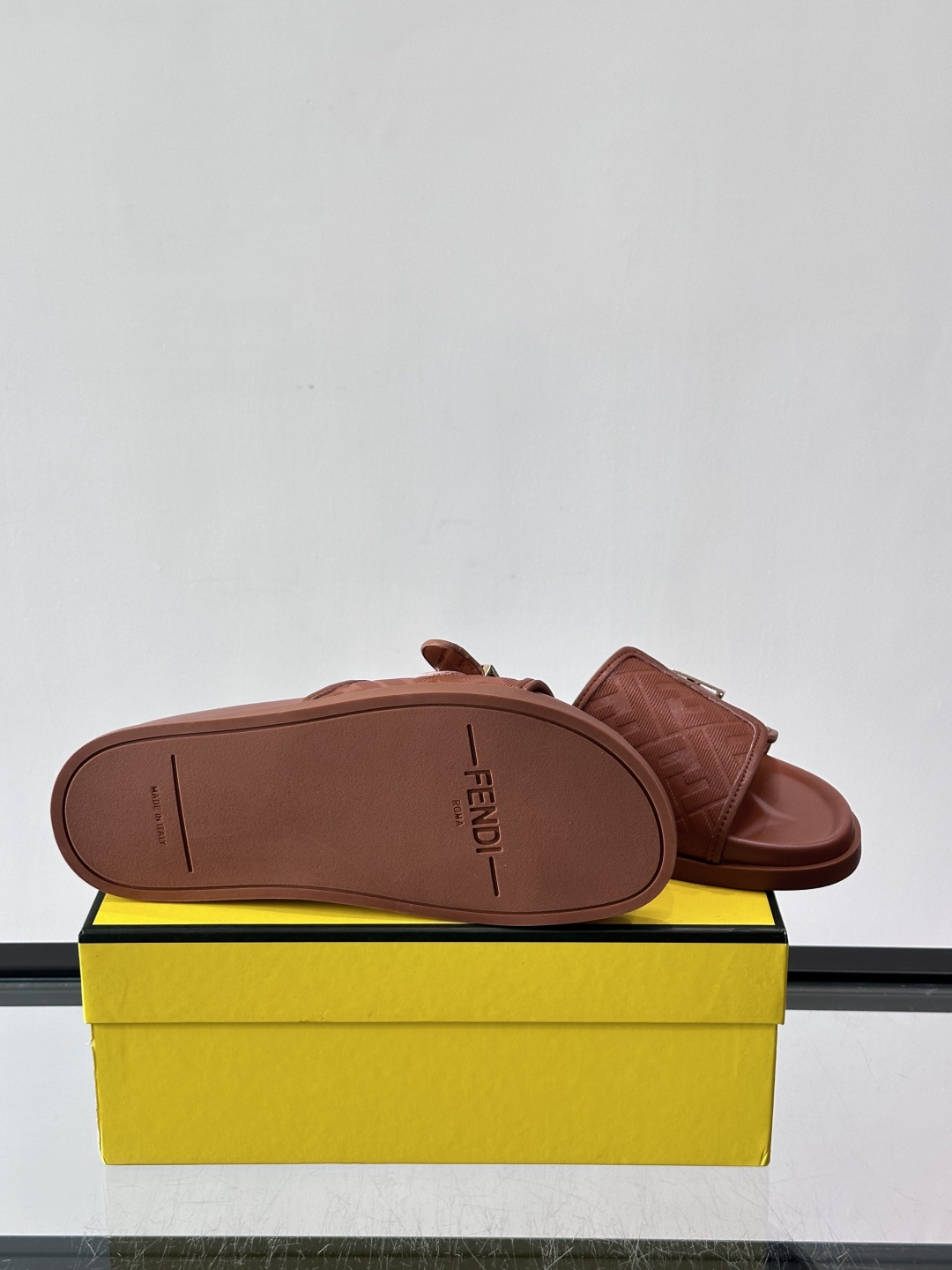 FEND*新款系扣凉拖鞋 真皮拼接老花牛仔面料真皮垫脚 加经典老花面印花 时尚稳重大气 鞋型非常包脚舒适