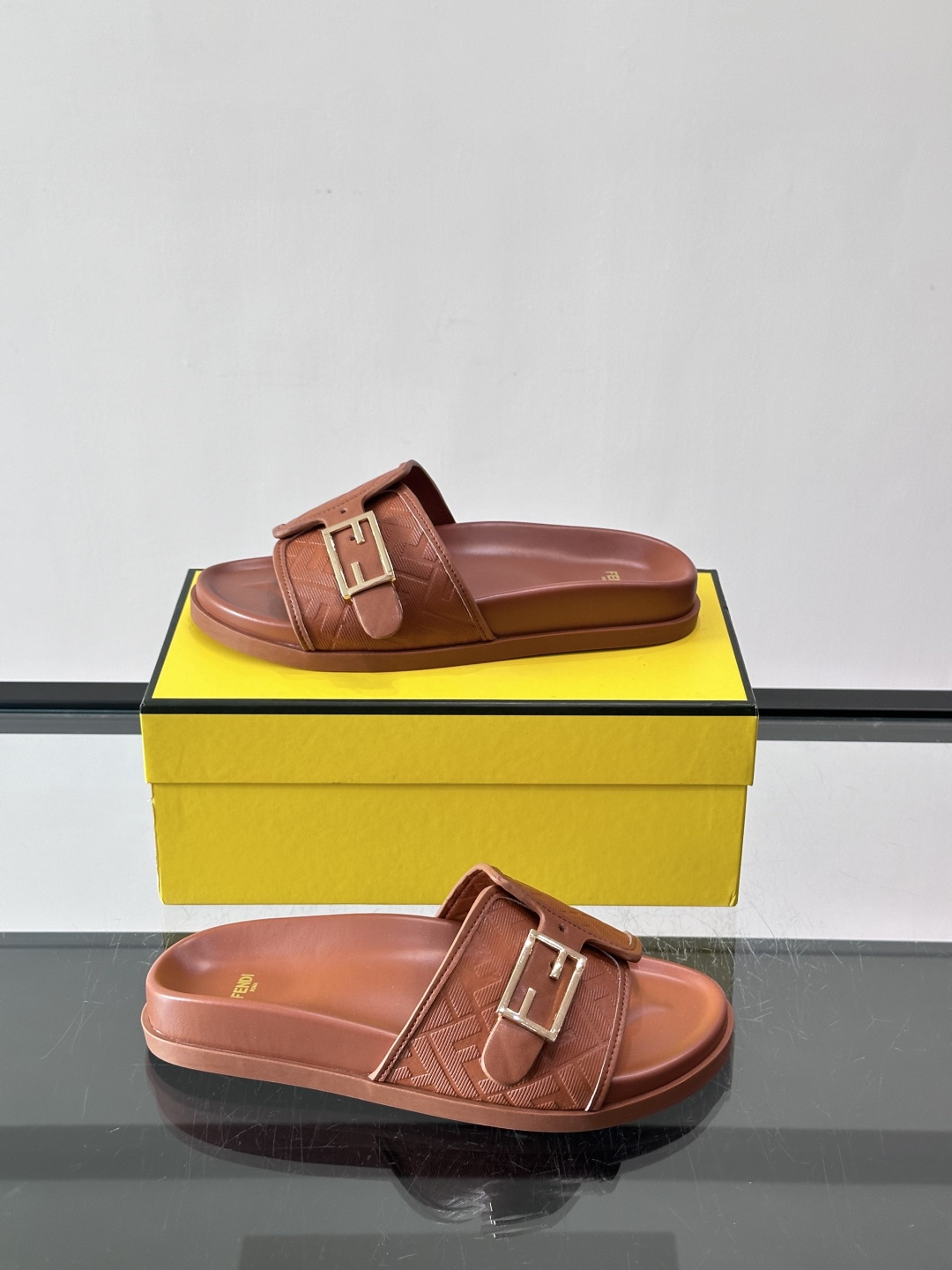 FEND*新款系扣凉拖鞋 真皮拼接老花牛仔面料真皮垫脚 加经典老花面印花 时尚稳重大气 鞋型非常包脚舒适