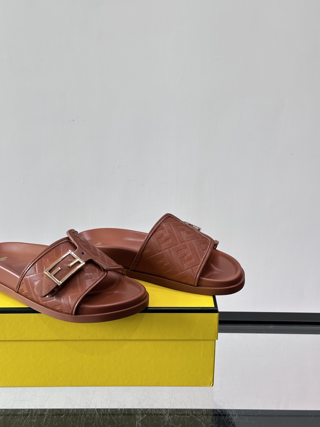 FEND*新款系扣凉拖鞋 真皮拼接老花牛仔面料真皮垫脚 加经典老花面印花 时尚稳重大气 鞋型非常包脚舒适