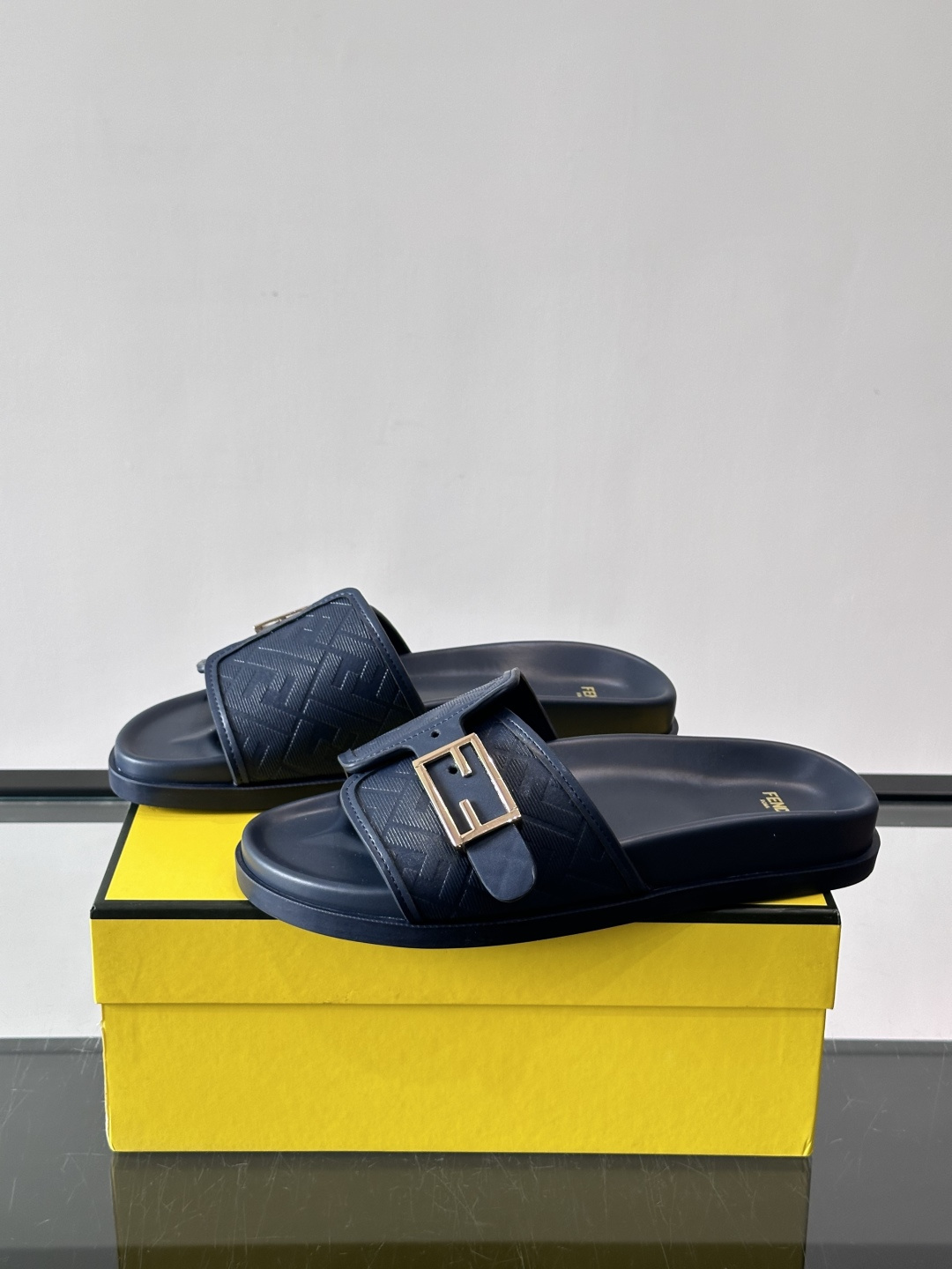 FEND*新款系扣凉拖鞋 真皮拼接老花牛仔面料真皮垫脚 加经典老花面印花 时尚稳重大气 鞋型非常包脚舒适