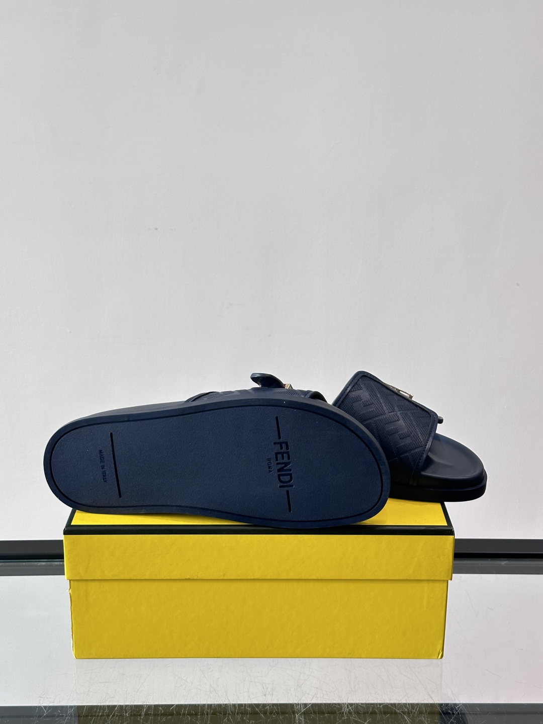 FEND*新款系扣凉拖鞋 真皮拼接老花牛仔面料真皮垫脚 加经典老花面印花 时尚稳重大气 鞋型非常包脚舒适