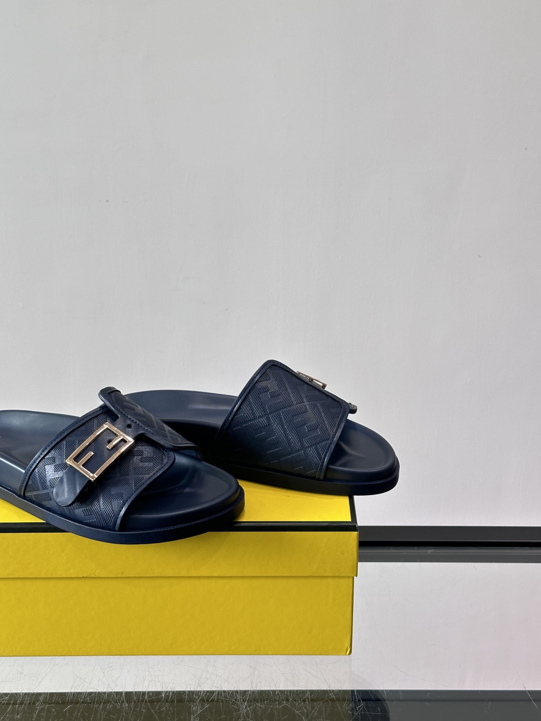 FEND*新款系扣凉拖鞋 真皮拼接老花牛仔面料真皮垫脚 加经典老花面印花 时尚稳重大气 鞋型非常包脚舒适