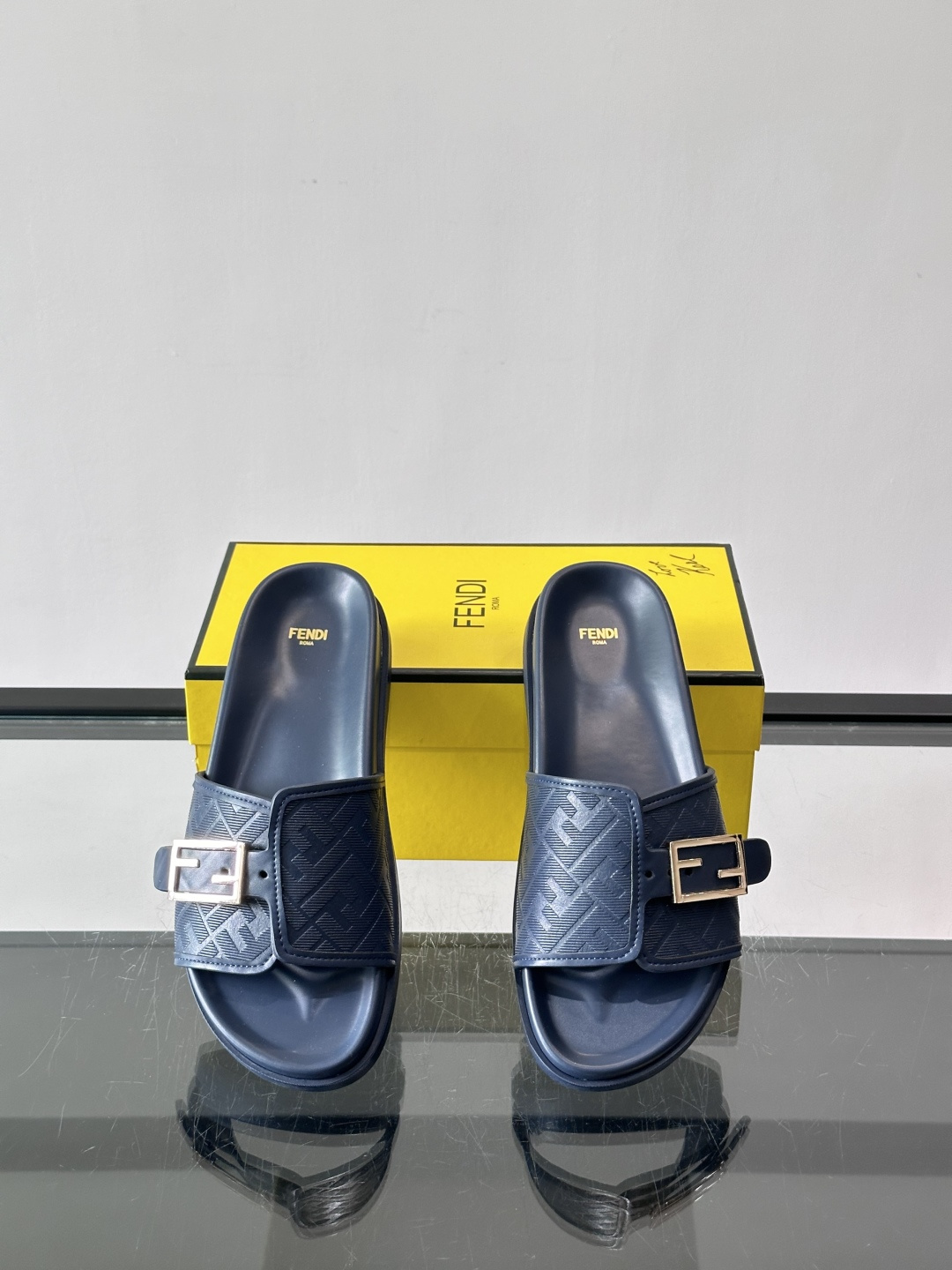 FEND*新款系扣凉拖鞋 真皮拼接老花牛仔面料真皮垫脚 加经典老花面印花 时尚稳重大气 鞋型非常包脚舒适