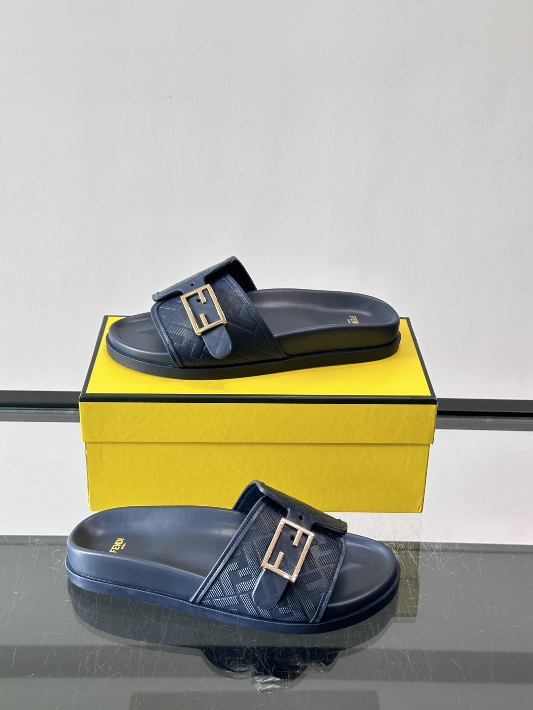 FEND*新款系扣凉拖鞋 真皮拼接老花牛仔面料真皮垫脚 加经典老花面印花 时尚稳重大气 鞋型非常包脚舒适