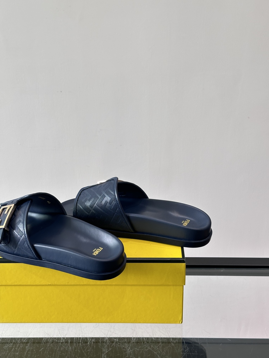 FEND*新款系扣凉拖鞋 真皮拼接老花牛仔面料真皮垫脚 加经典老花面印花 时尚稳重大气 鞋型非常包脚舒适