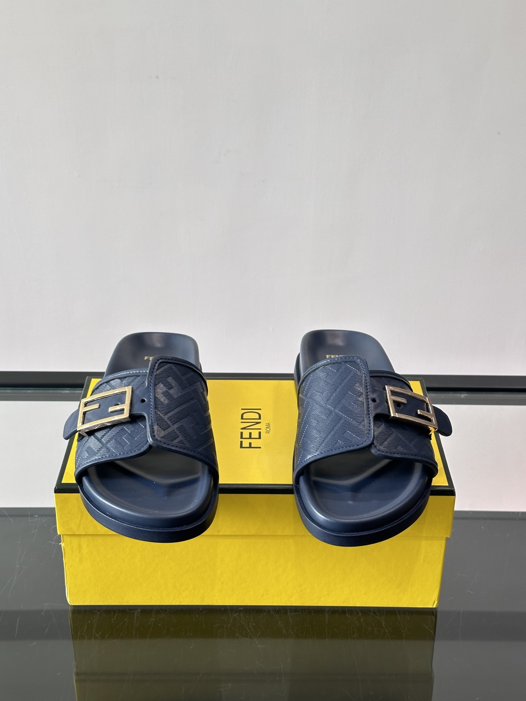 FEND*新款系扣凉拖鞋 真皮拼接老花牛仔面料真皮垫脚 加经典老花面印花 时尚稳重大气 鞋型非常包脚舒适
