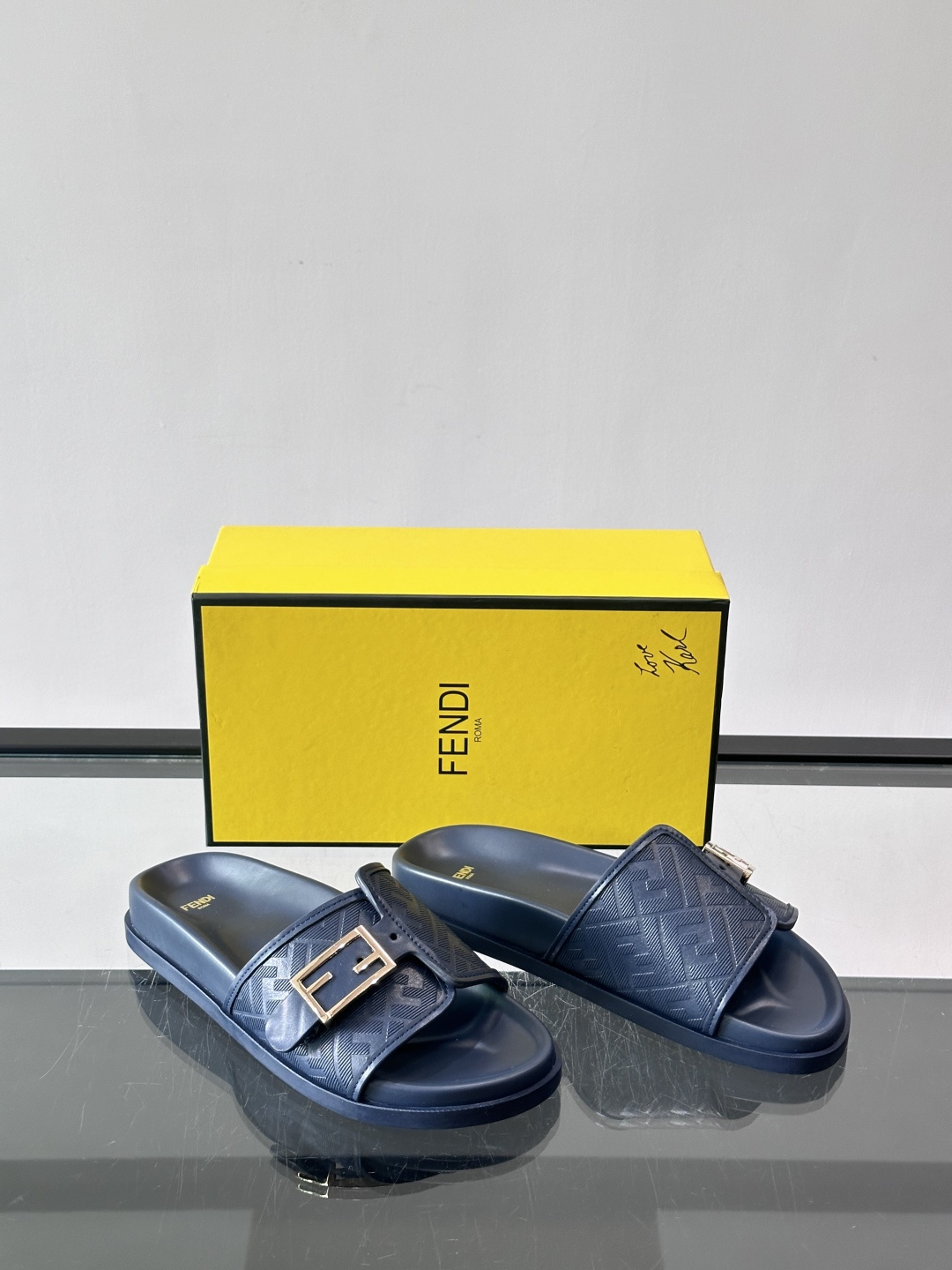 FEND*新款系扣凉拖鞋 真皮拼接老花牛仔面料真皮垫脚 加经典老花面印花 时尚稳重大气 鞋型非常包脚舒适