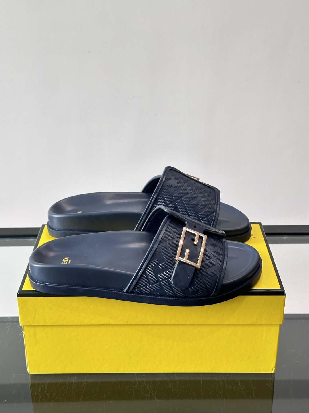 FEND*新款系扣凉拖鞋 真皮拼接老花牛仔面料真皮垫脚 加经典老花面印花 时尚稳重大气 鞋型非常包脚舒适