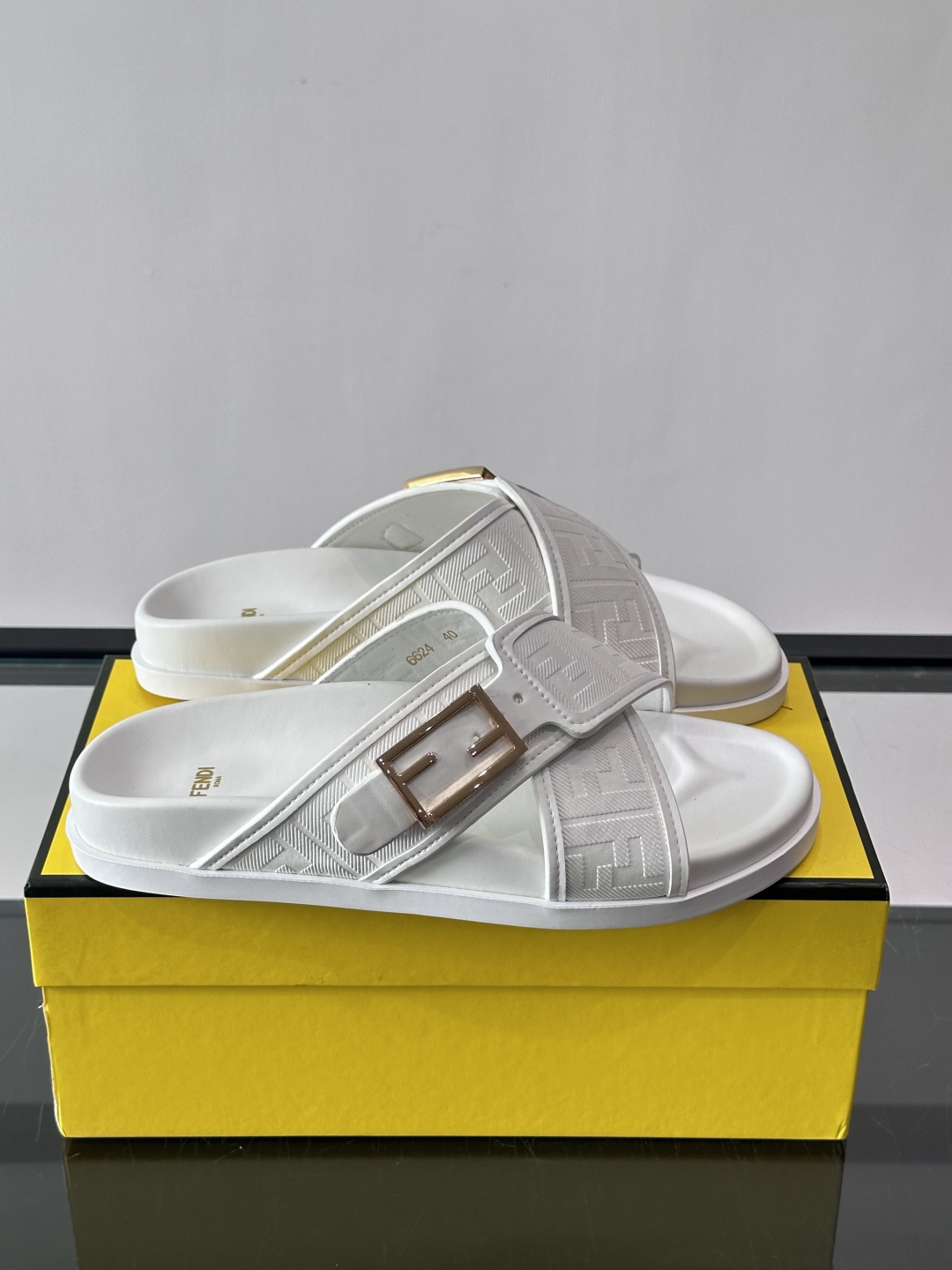 FEND*新款系扣凉拖鞋 真皮拼接老花牛仔面料真皮垫脚 加经典老花面印花 时尚稳重大气 鞋型非常包脚舒适