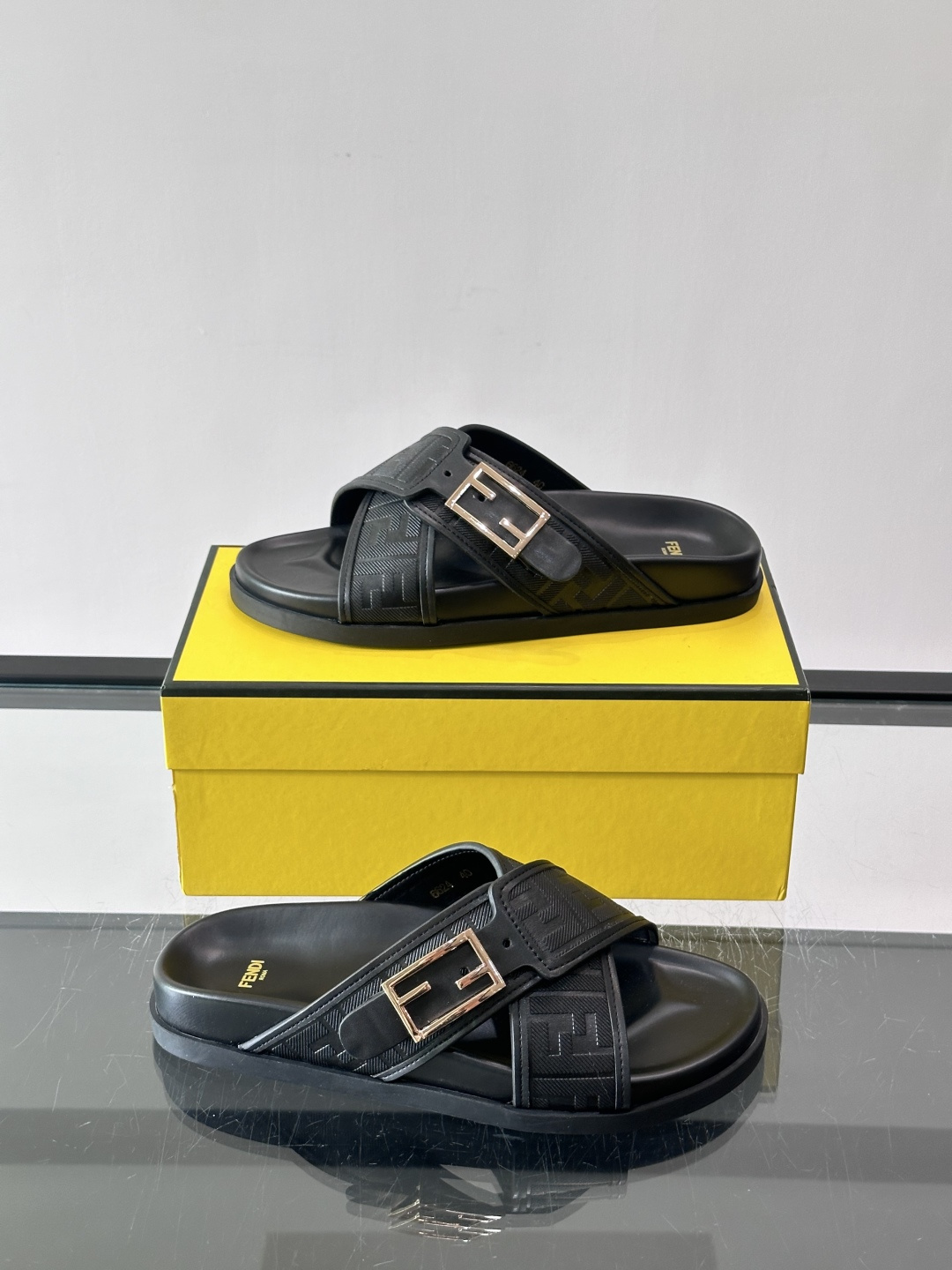 FEND*新款系扣凉拖鞋 真皮拼接老花牛仔面料真皮垫脚 加经典老花面印花 时尚稳重大气 鞋型非常包脚舒适