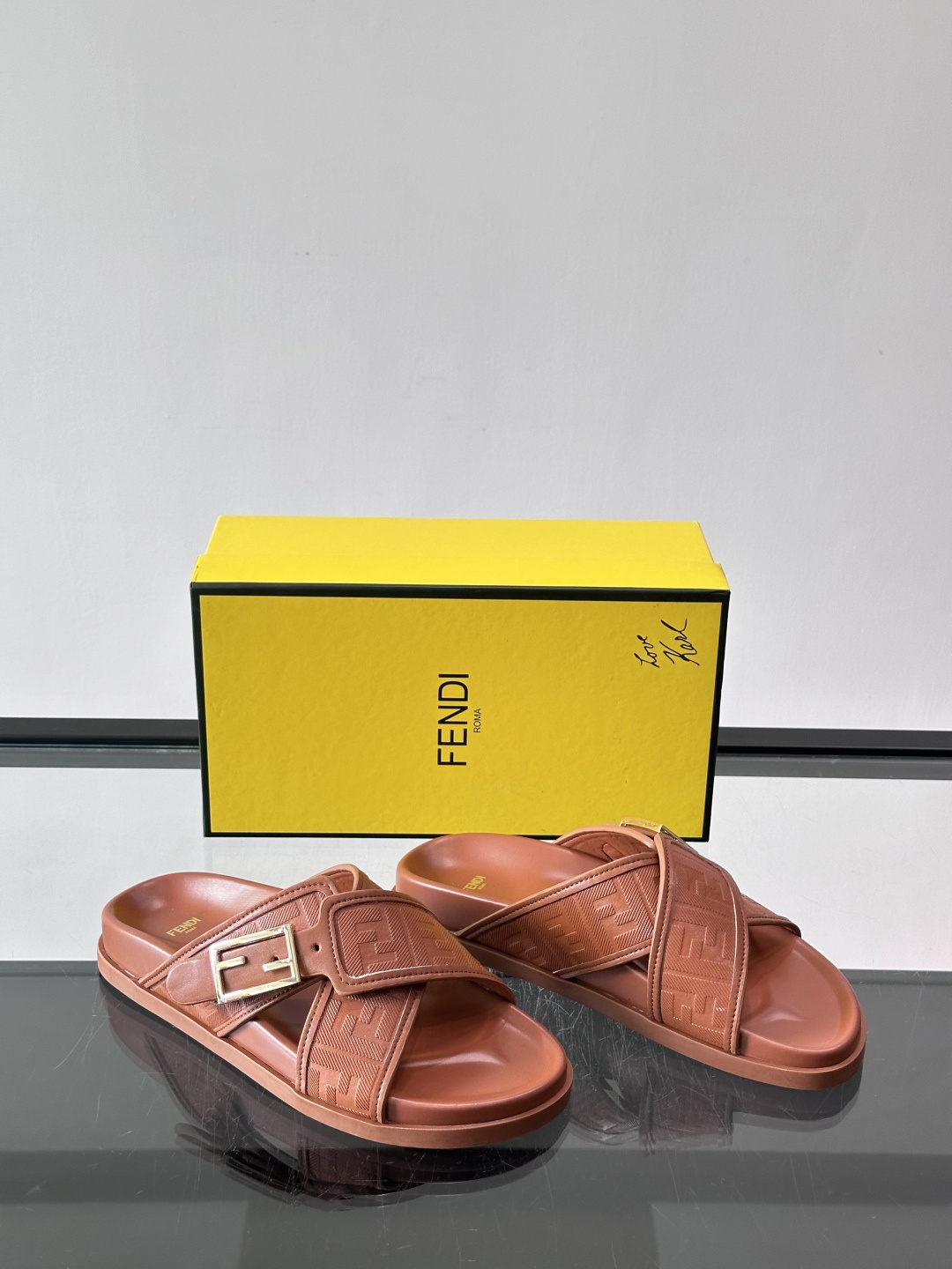 FEND*新款系扣凉拖鞋 真皮拼接老花牛仔面料真皮垫脚 加经典老花面印花 时尚稳重大气 鞋型非常包脚舒适