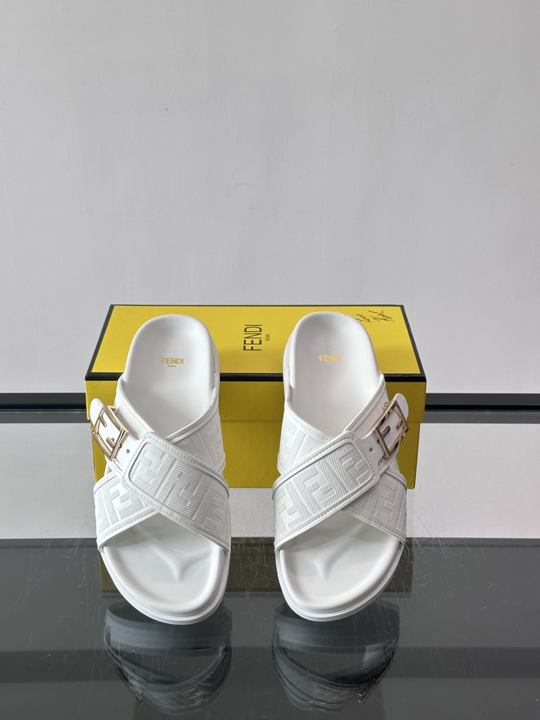 FEND*新款系扣凉拖鞋 真皮拼接老花牛仔面料真皮垫脚 加经典老花面印花 时尚稳重大气 鞋型非常包脚舒适