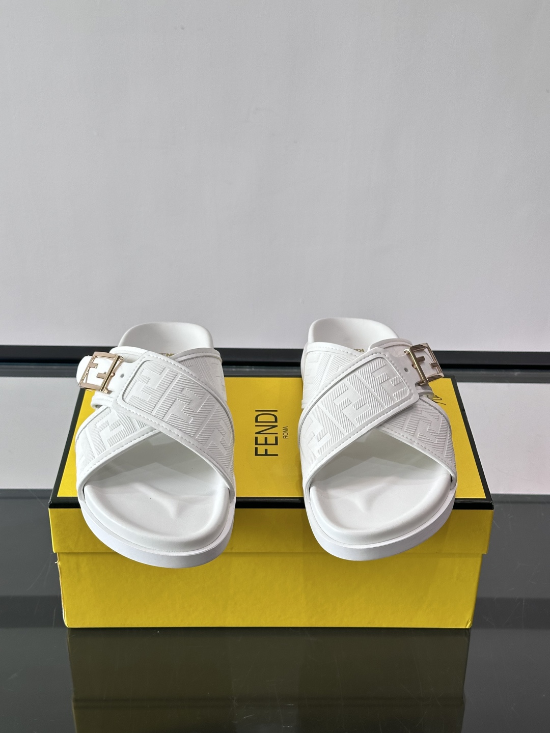 FEND*新款系扣凉拖鞋 真皮拼接老花牛仔面料真皮垫脚 加经典老花面印花 时尚稳重大气 鞋型非常包脚舒适