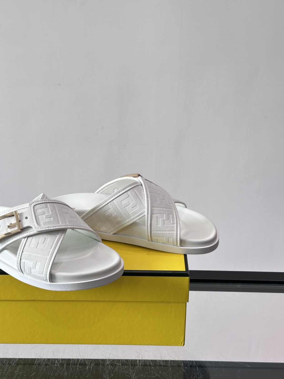 FEND*新款系扣凉拖鞋 真皮拼接老花牛仔面料真皮垫脚 加经典老花面印花 时尚稳重大气 鞋型非常包脚舒适