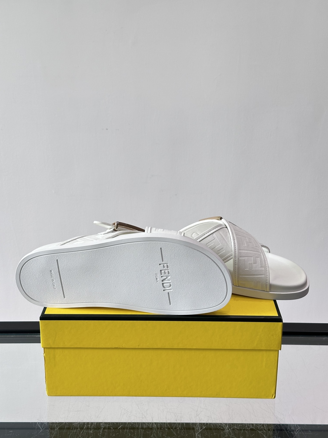 FEND*新款系扣凉拖鞋 真皮拼接老花牛仔面料真皮垫脚 加经典老花面印花 时尚稳重大气 鞋型非常包脚舒适