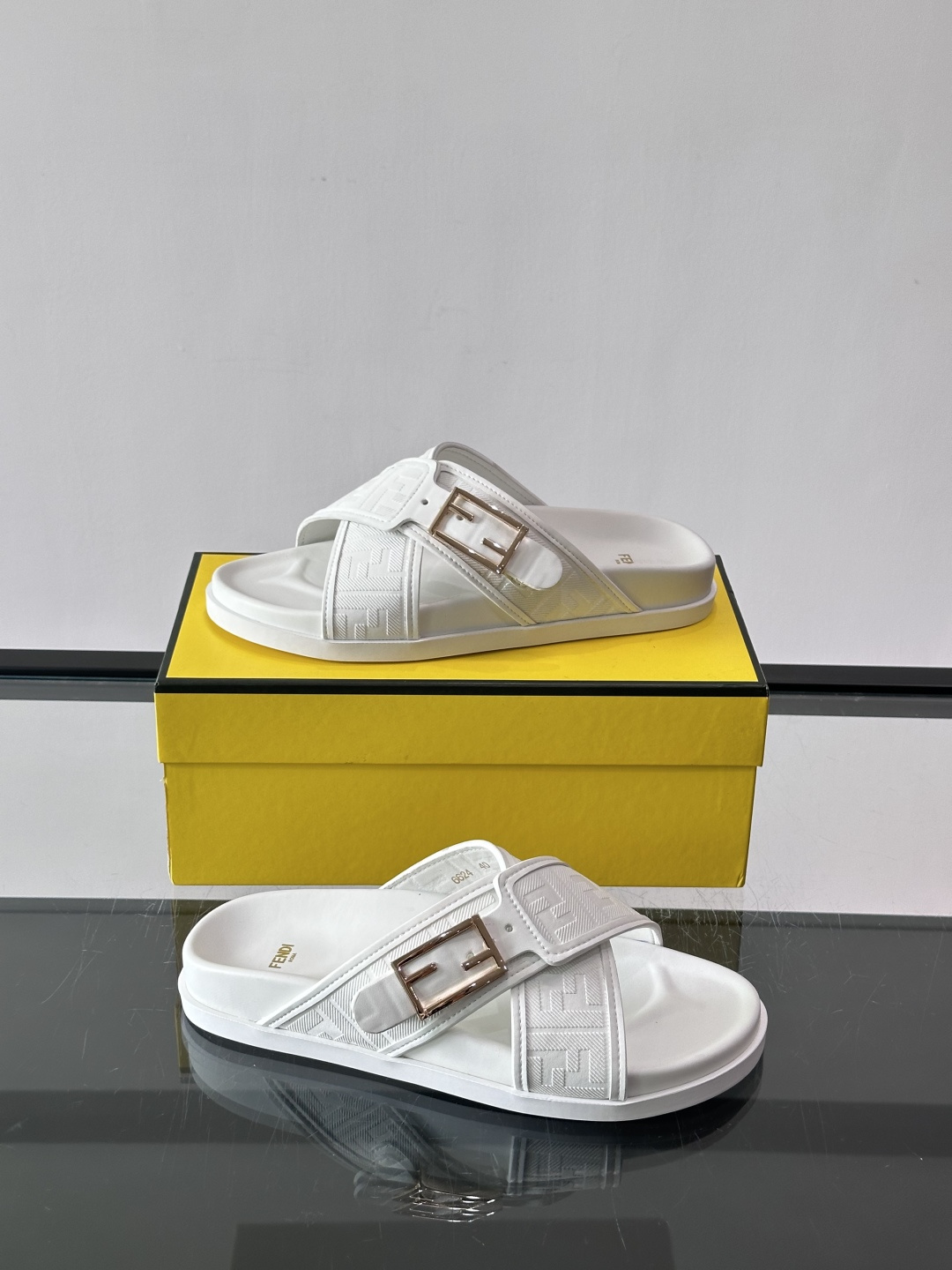 FEND*新款系扣凉拖鞋 真皮拼接老花牛仔面料真皮垫脚 加经典老花面印花 时尚稳重大气 鞋型非常包脚舒适