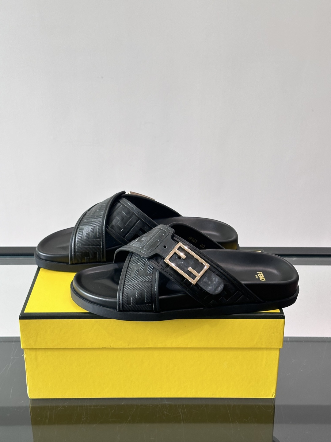 FEND*新款系扣凉拖鞋 真皮拼接老花牛仔面料真皮垫脚 加经典老花面印花 时尚稳重大气 鞋型非常包脚舒适